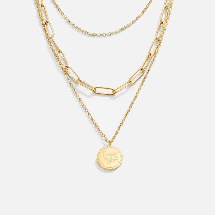 Un délicat collier multirangs en or aux lignes élégantes