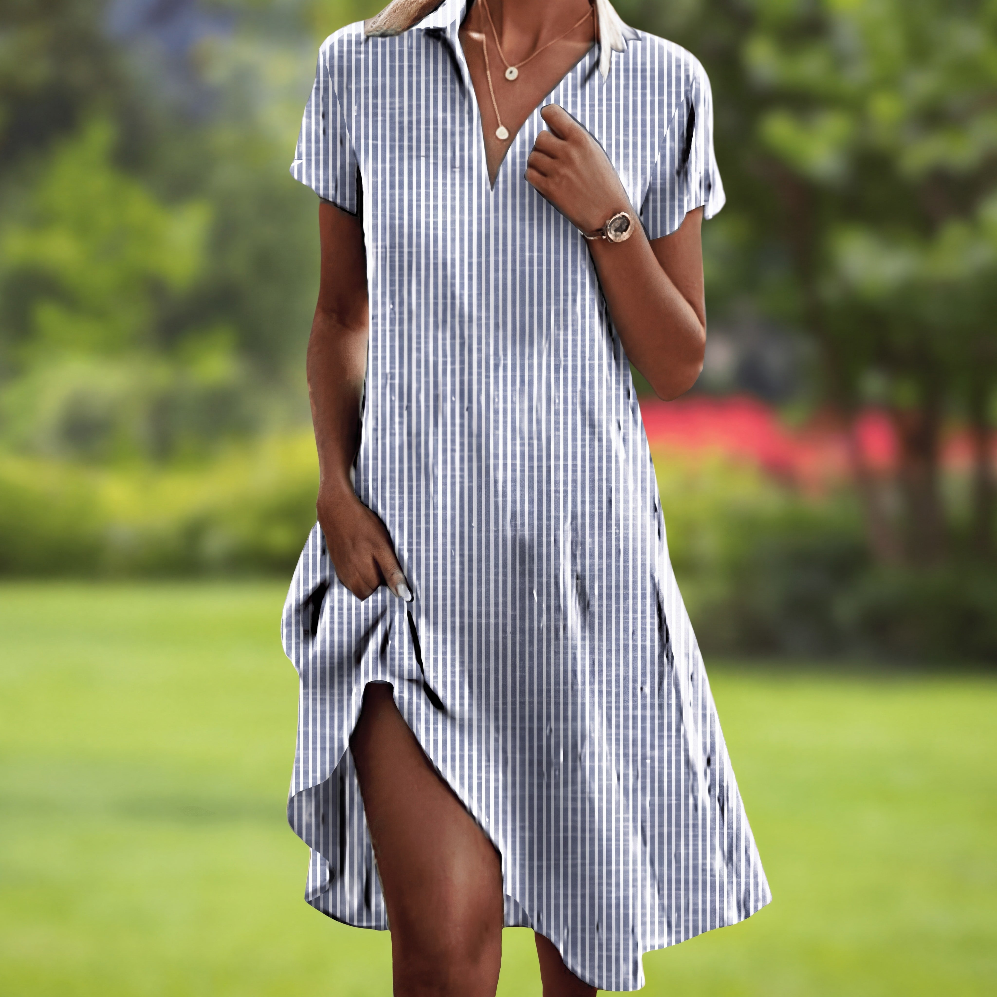Adèle | Robe d’été élégante à col V et motif ornemental Blanc, photo studio