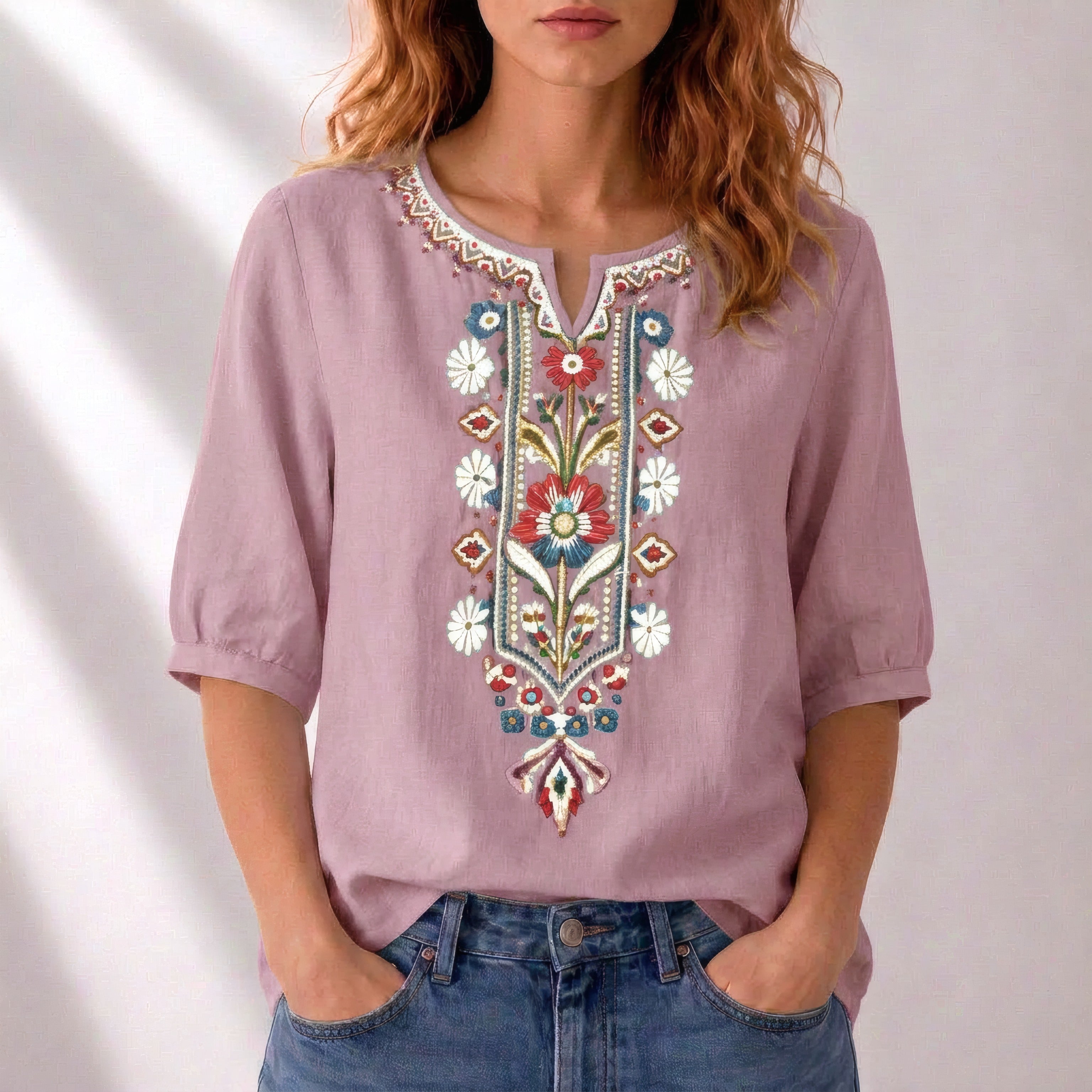 Marianne | Blouse d’été brodée Rose, photo studio