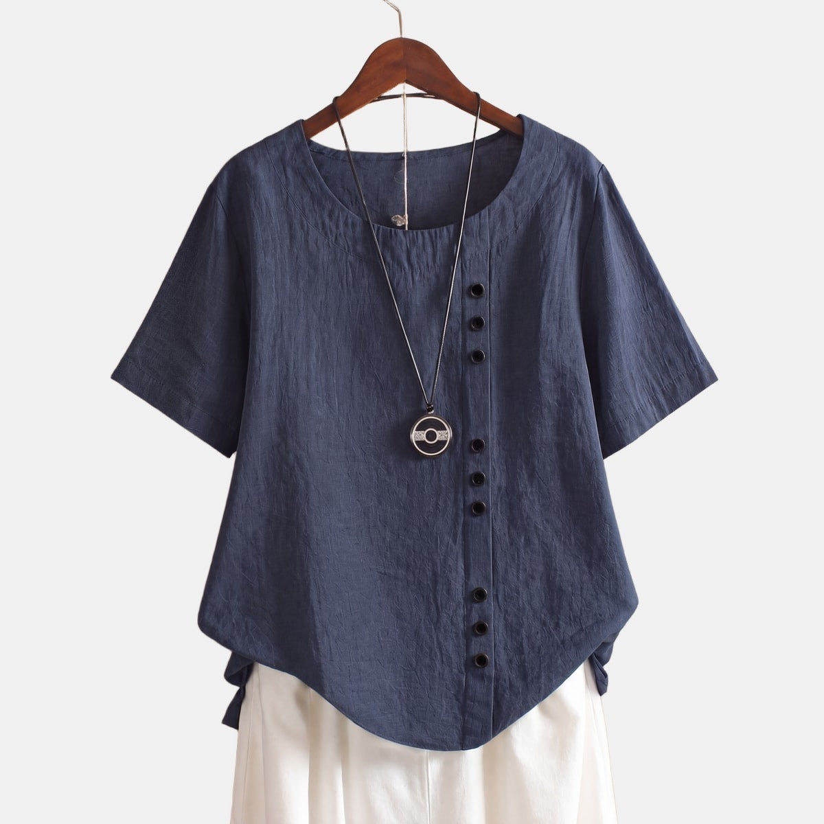 Clémentine | Blouse à boutonnage asymétrique Bleu foncé, photo studio