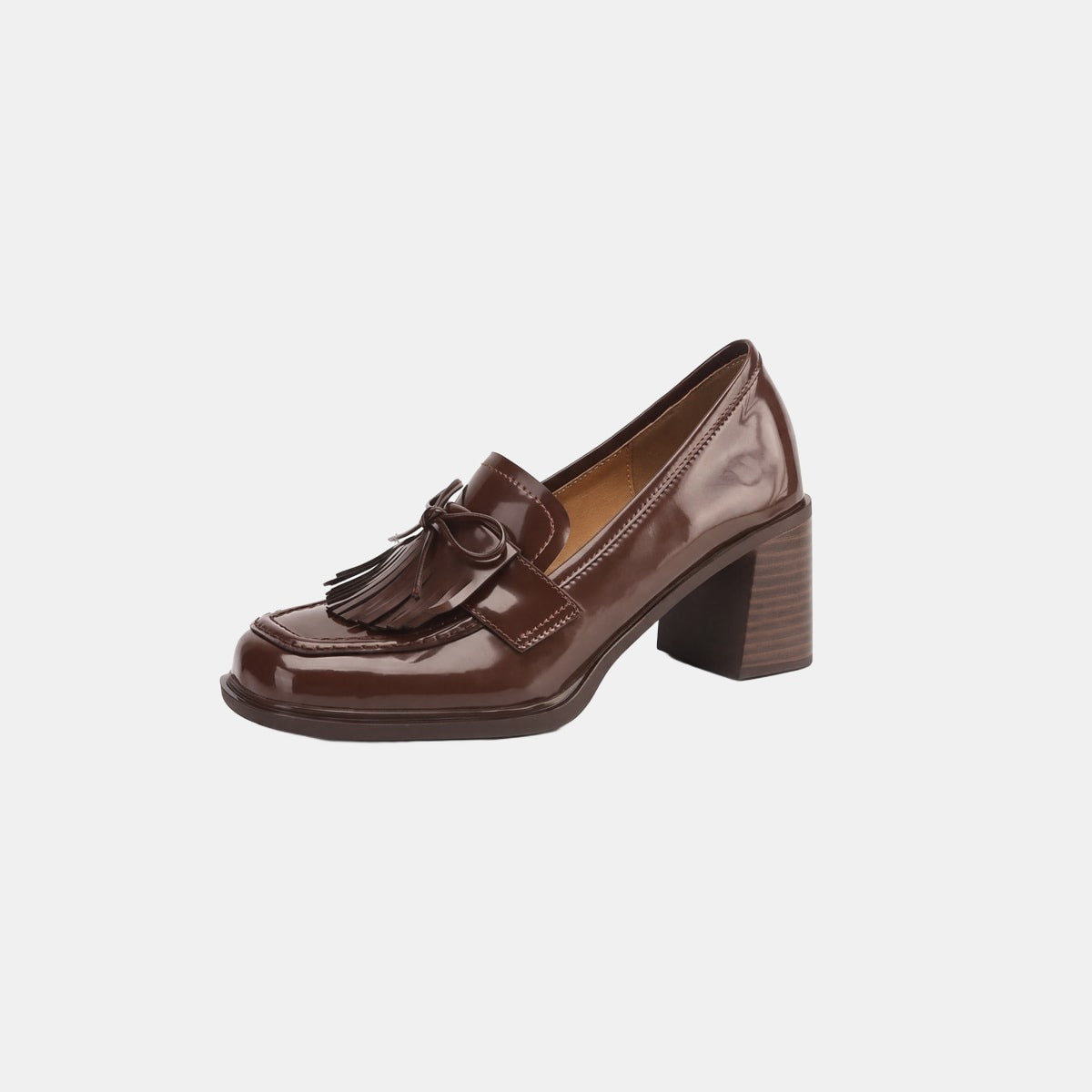 Mocassins à Talon Carré Vernis Marron, photo studio