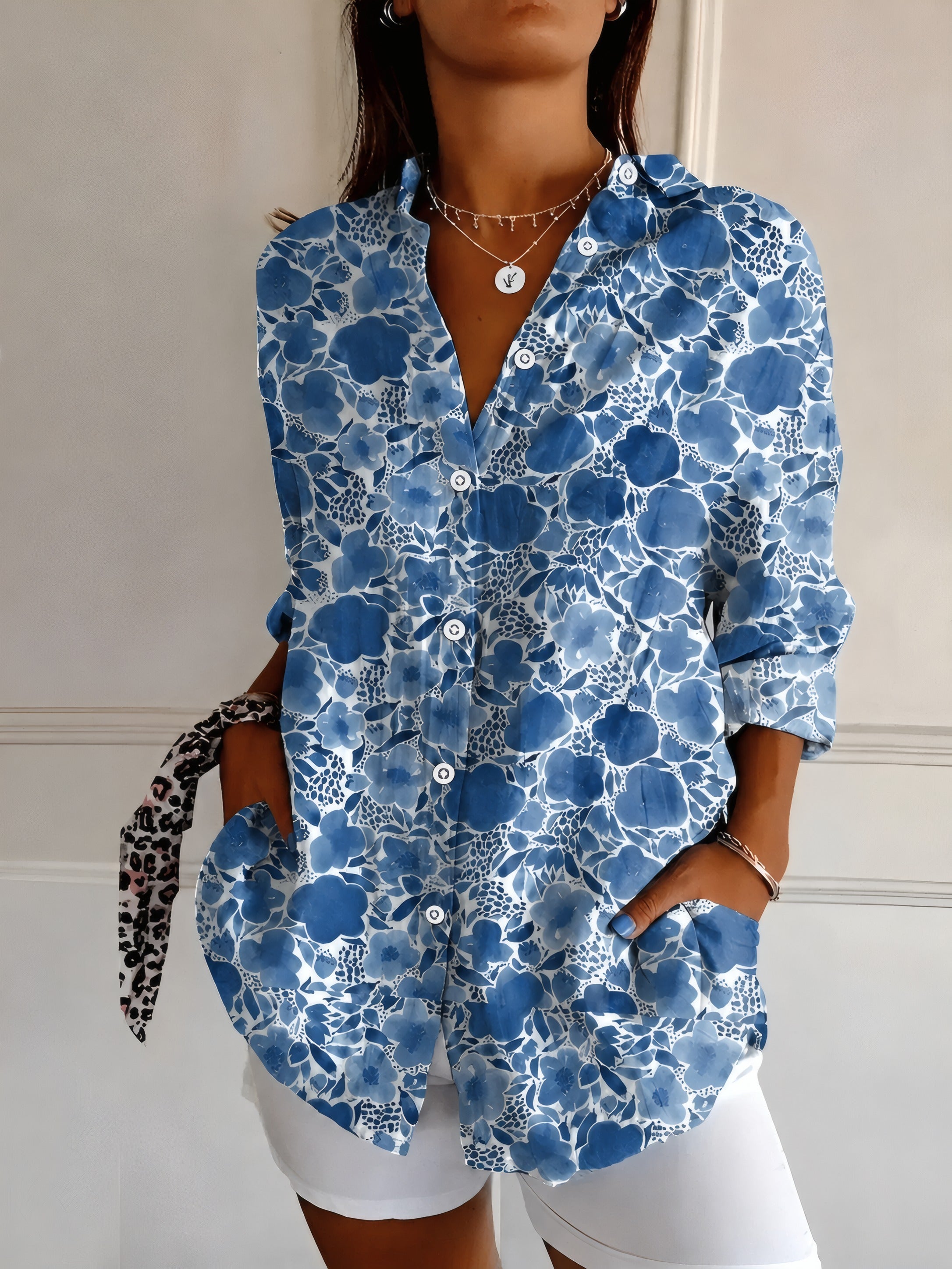 Yolande | Blouse d'inspiration vintage Fleur bleu foncé, photo studio