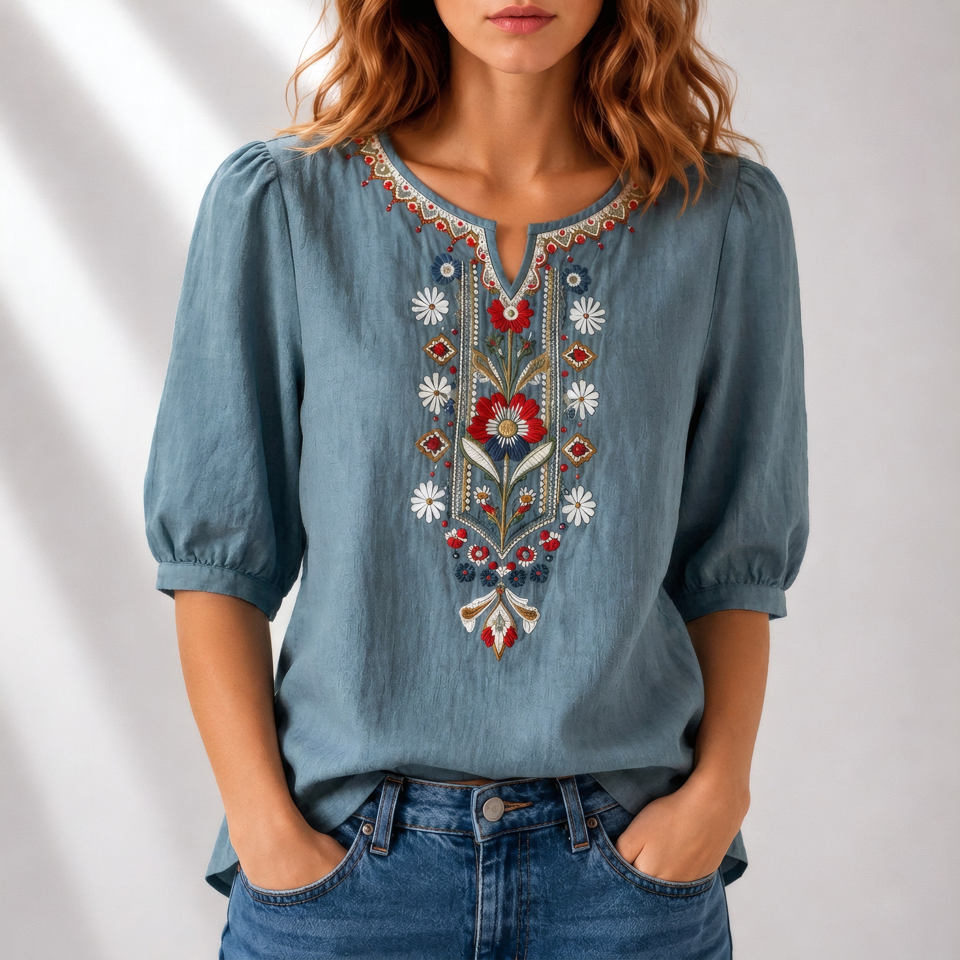 Marianne | Blouse d’été brodée Bleu, photo studio