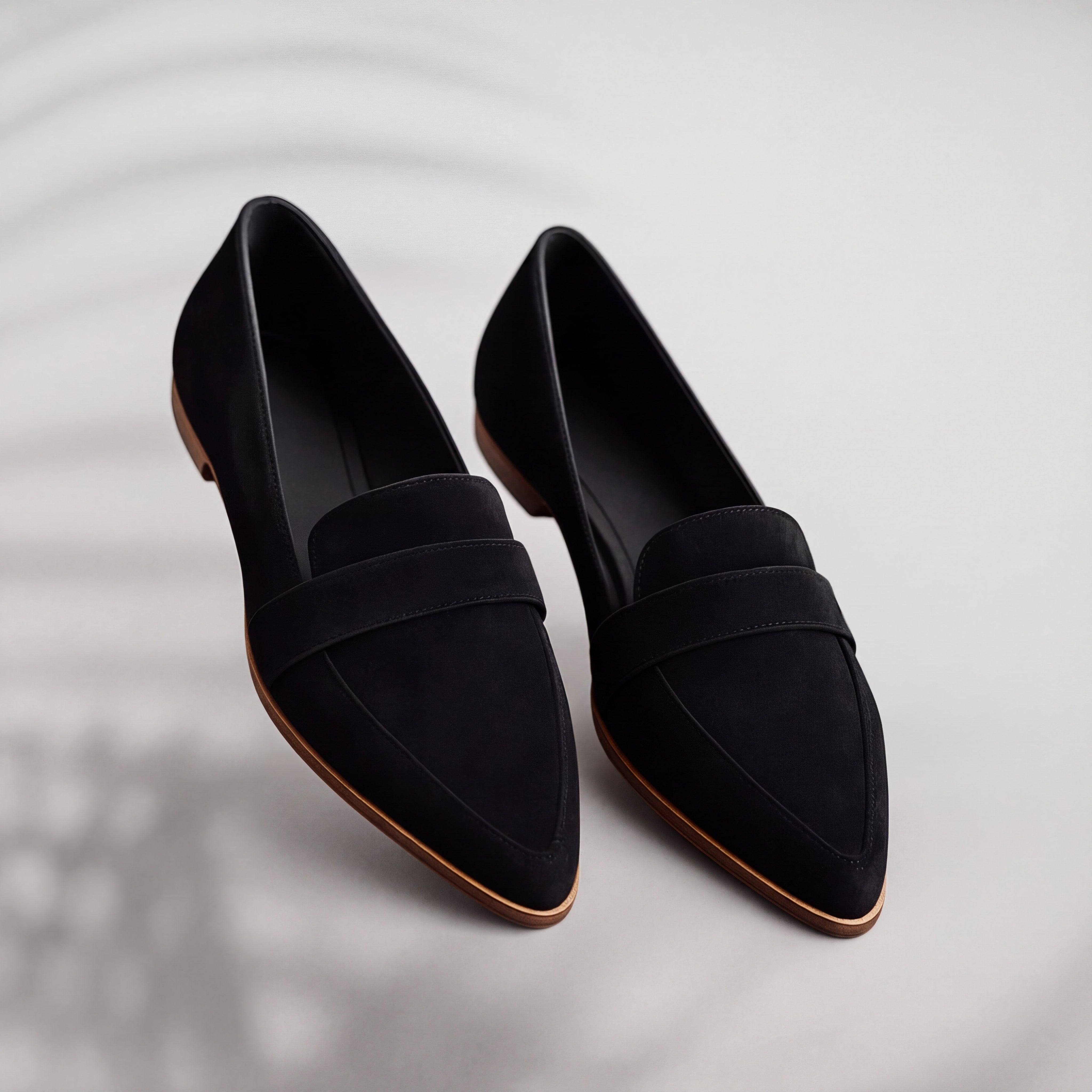 Augustine | Slippers élégants à bout pointu confortables Noir, photo studio