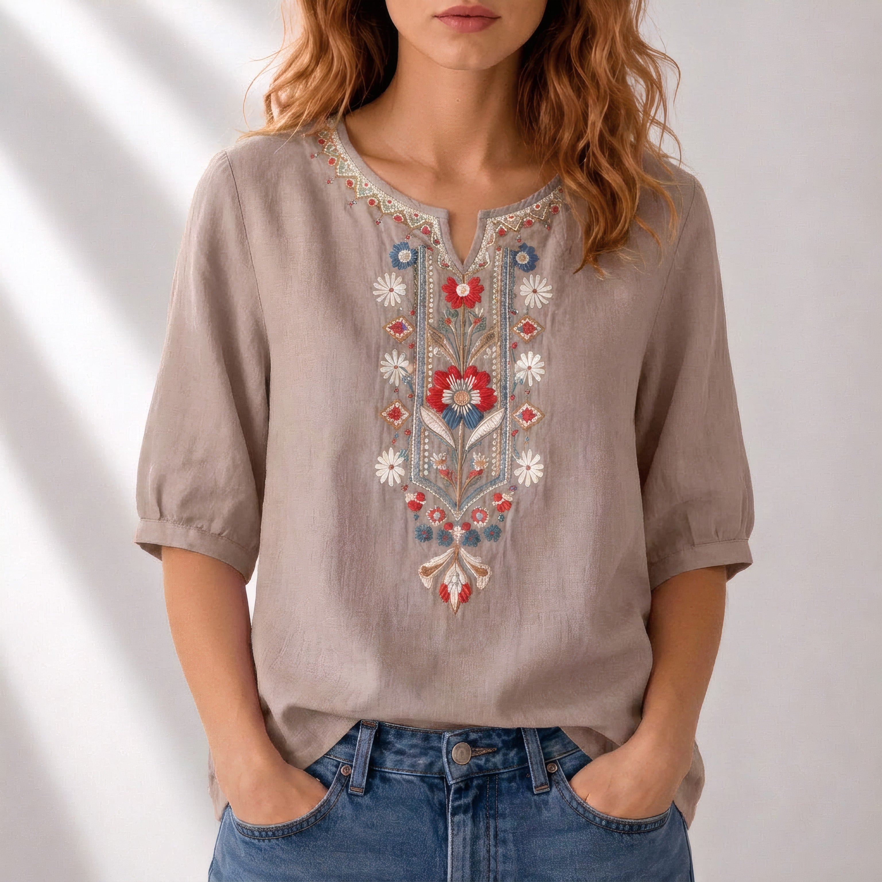 Marianne | Blouse d’été brodée Kaki foncé, photo studio