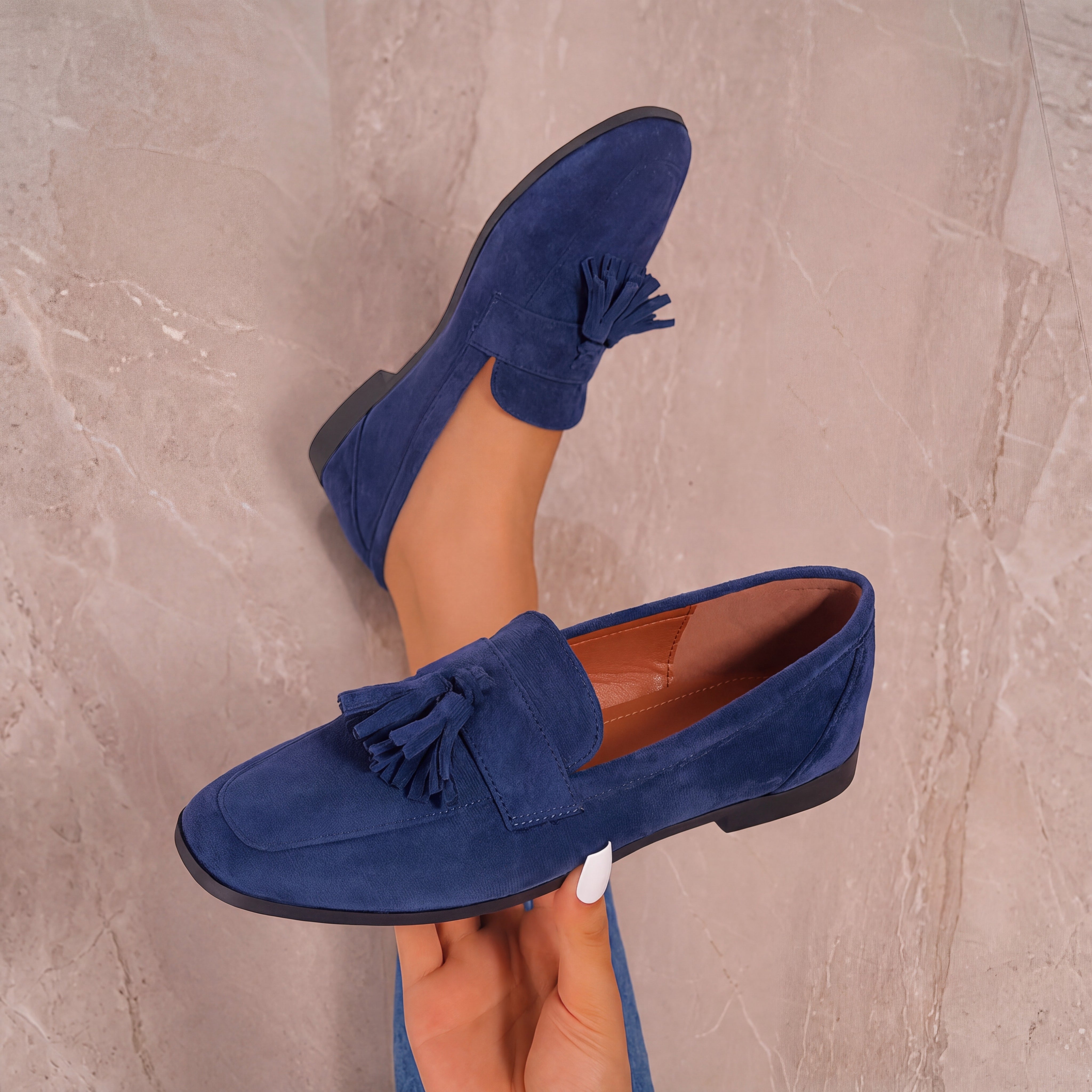 Angélique | Mocassins élégants à pompons confortables Bleu marine, photo studio