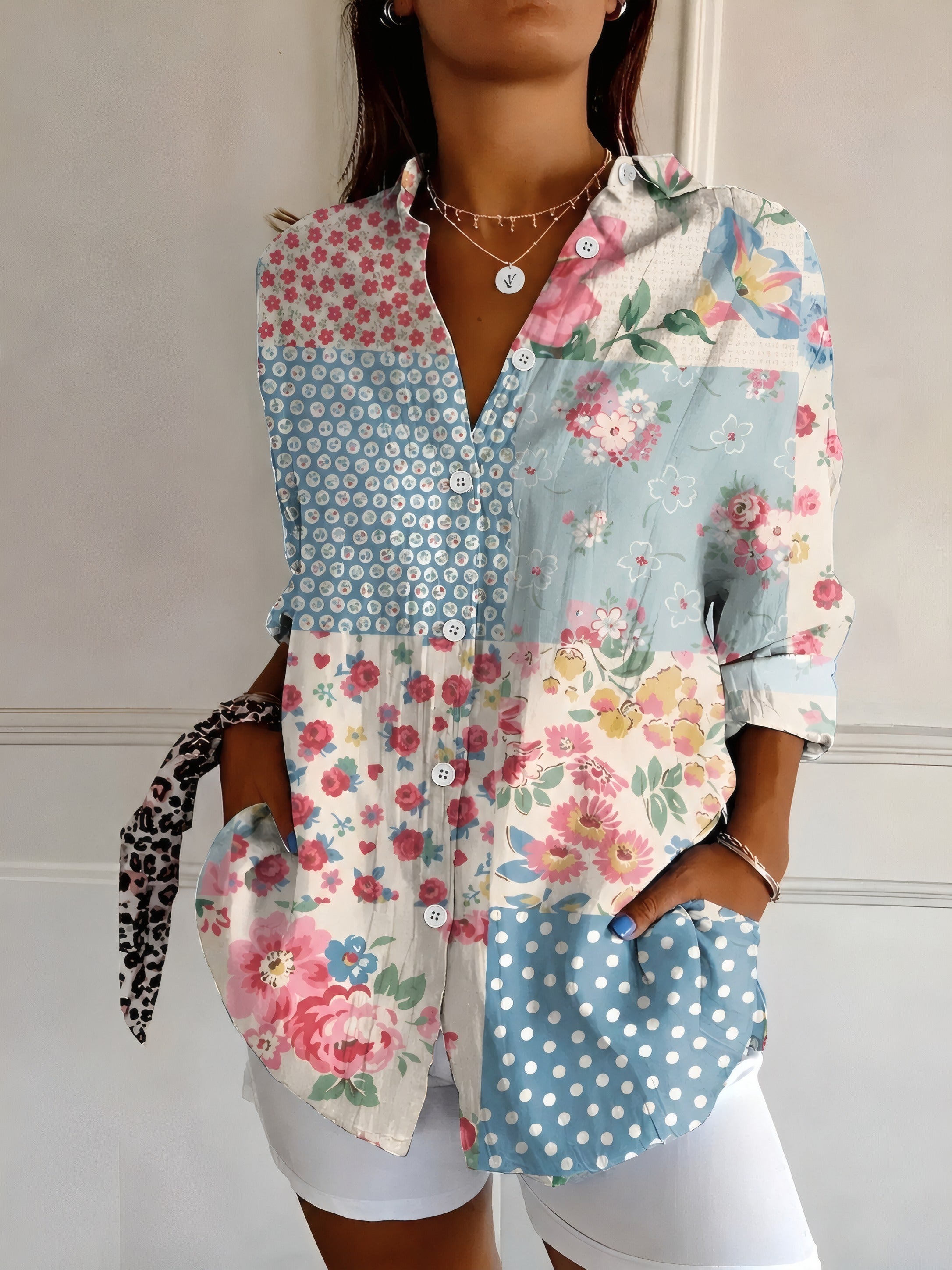 Yolande | Blouse d'inspiration vintage Fleur bleue, photo studio