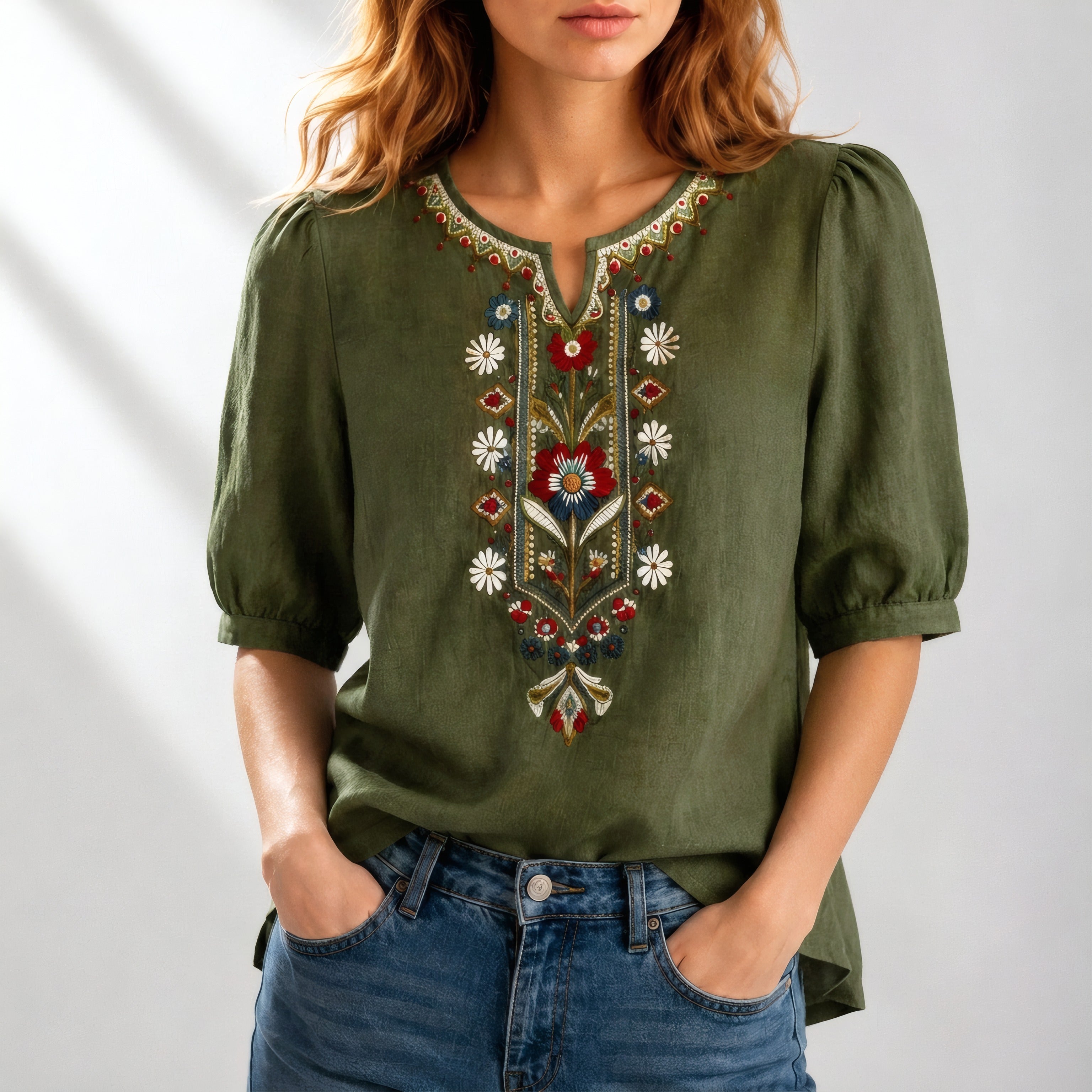 Marianne | Blouse d’été brodée Olive, photo studio