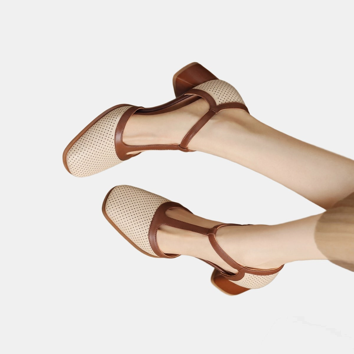 Salomés en Cuir Perforé à Talon Écru, photo studio