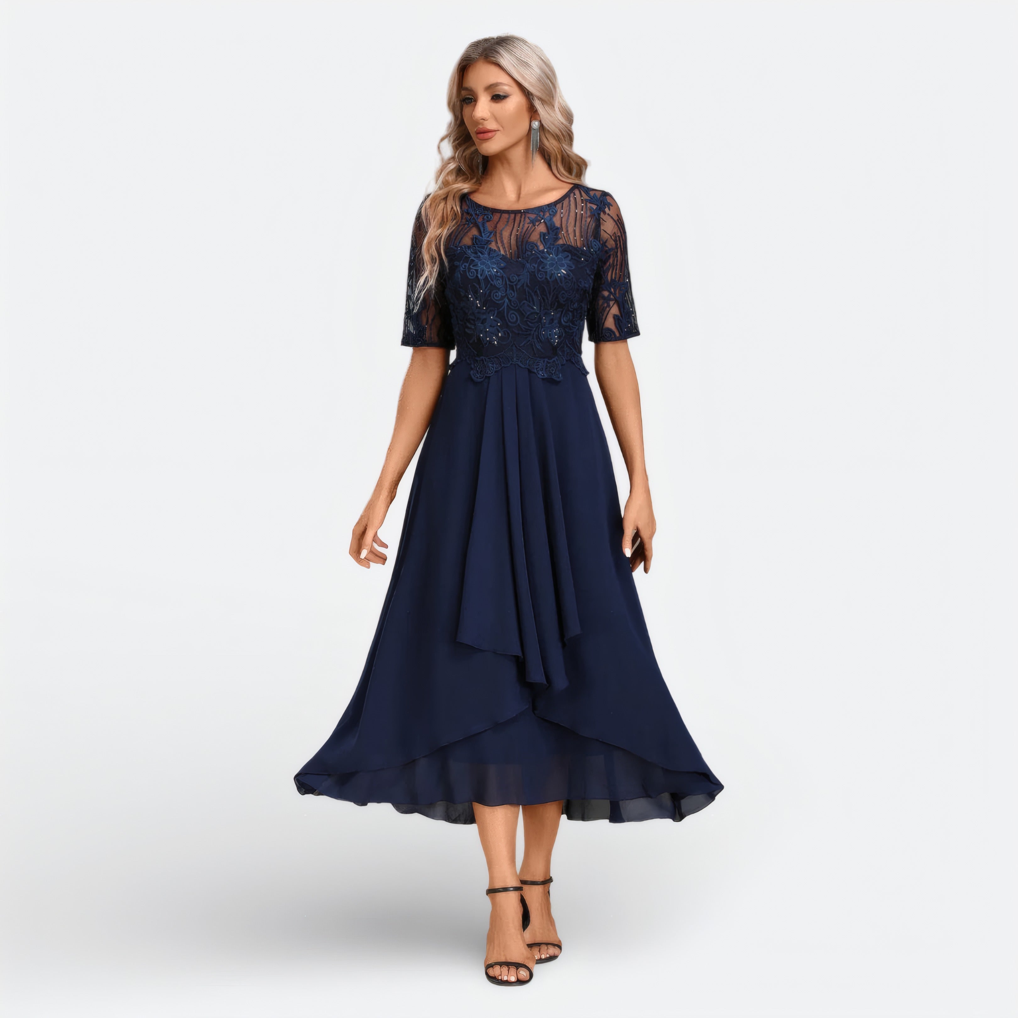 Mariana | Robe en dentelle à manches courtes Bleu marine, photo studio