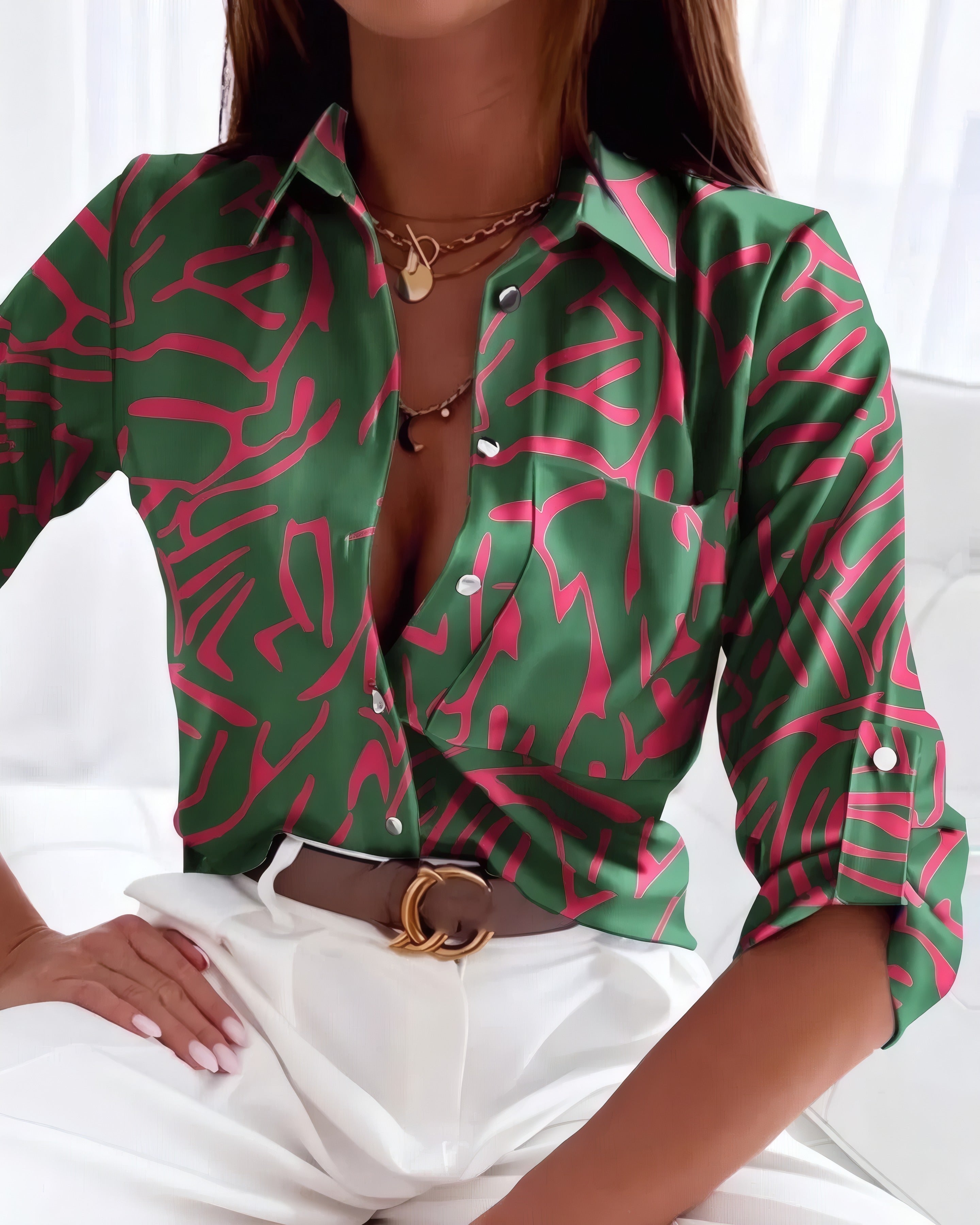 Zélie | Blouse chic à col chemise Vert, photo studio