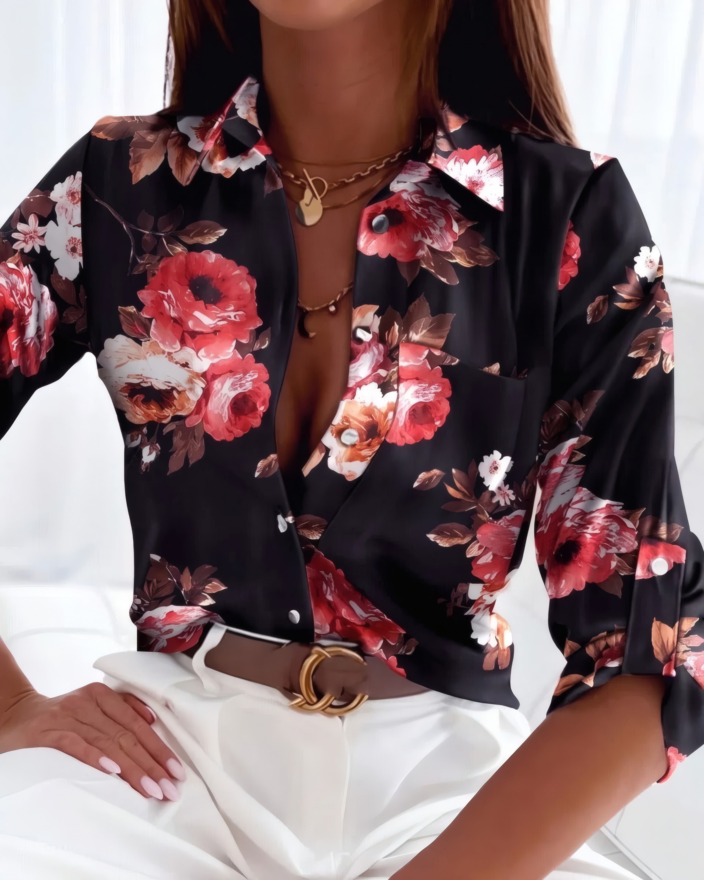 Zélie | Blouse chic à col chemise Fleurs roses sur noir, photo studio