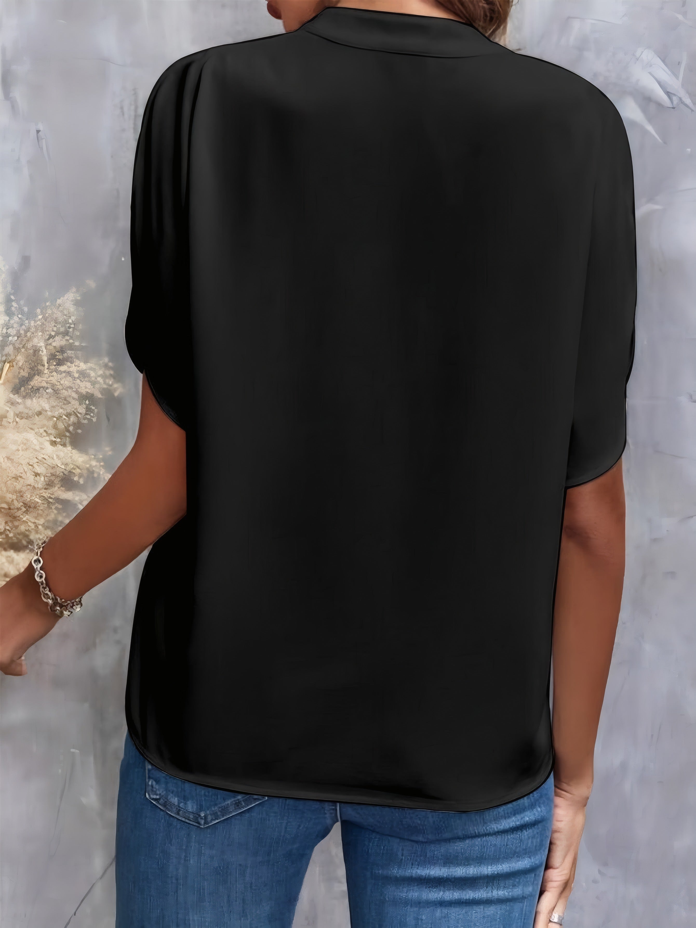 Franziska | Blouse fluide à col V Noir, photo studio
