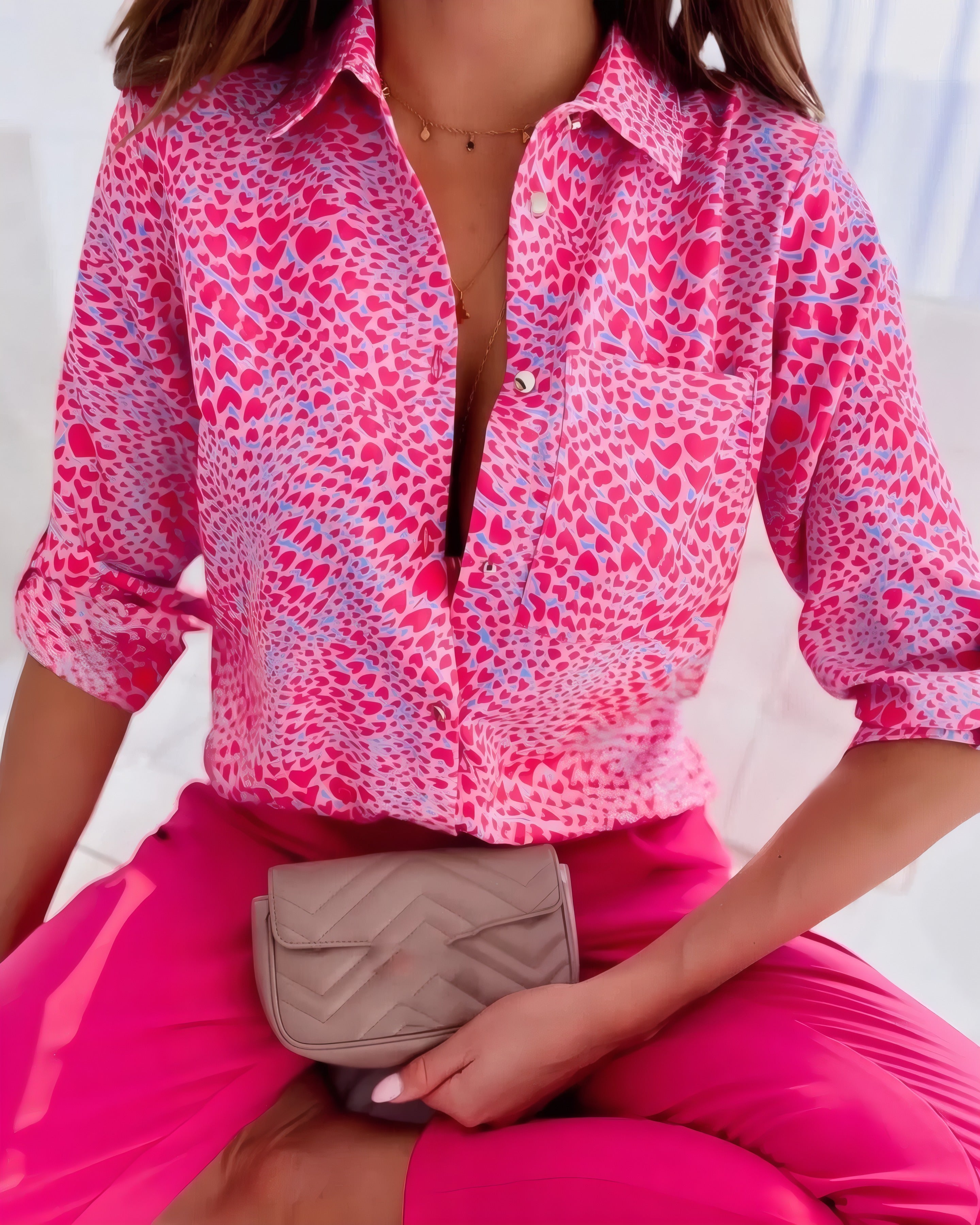 Zélie | Blouse chic à col chemise Cœur rouge, photo studio