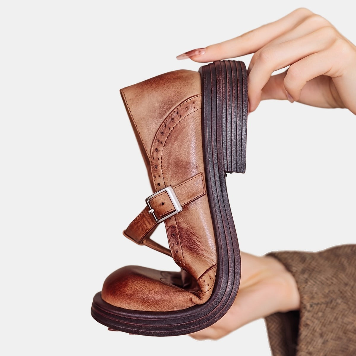 Mary Janes en Cuir Bout Golf Perforé Marron, photo studio