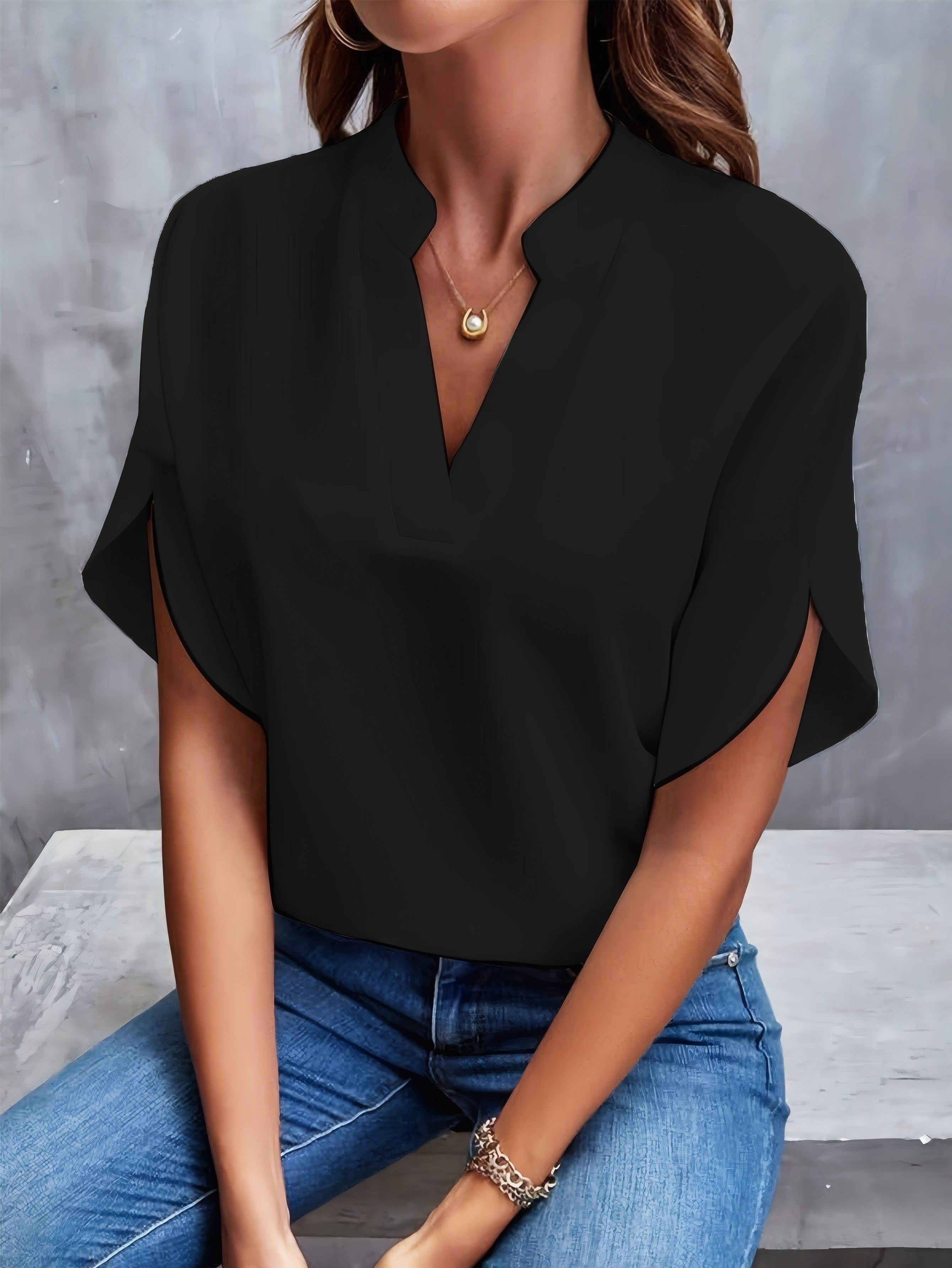 Franziska | Blouse fluide à col V Noir, photo studio