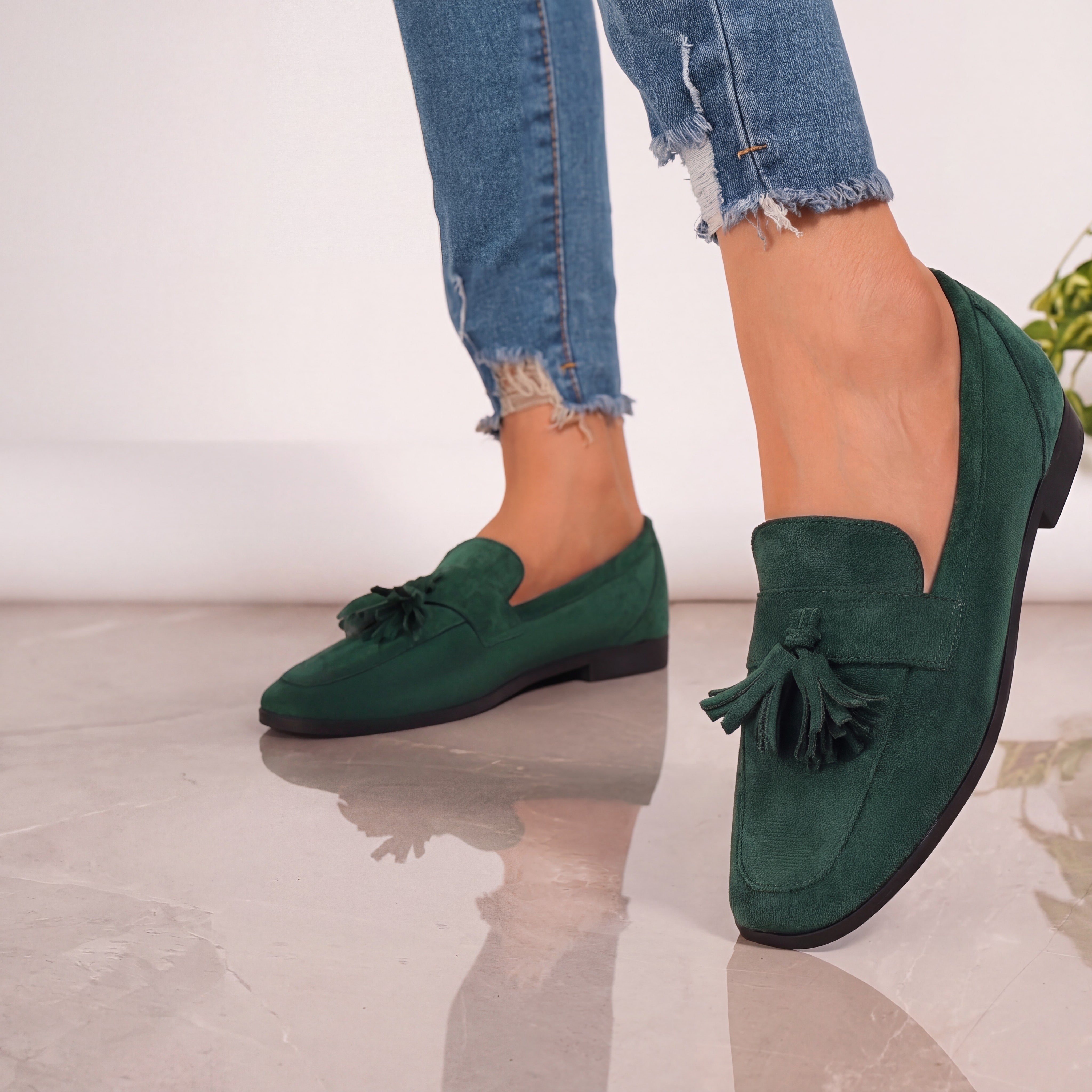 Angélique | Mocassins élégants à pompons confortables Vert, photo studio