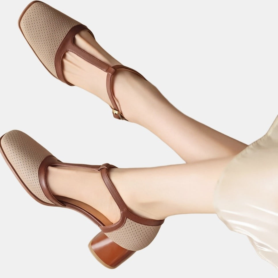 Salomés en Cuir Perforé à Talon Beige, photo studio