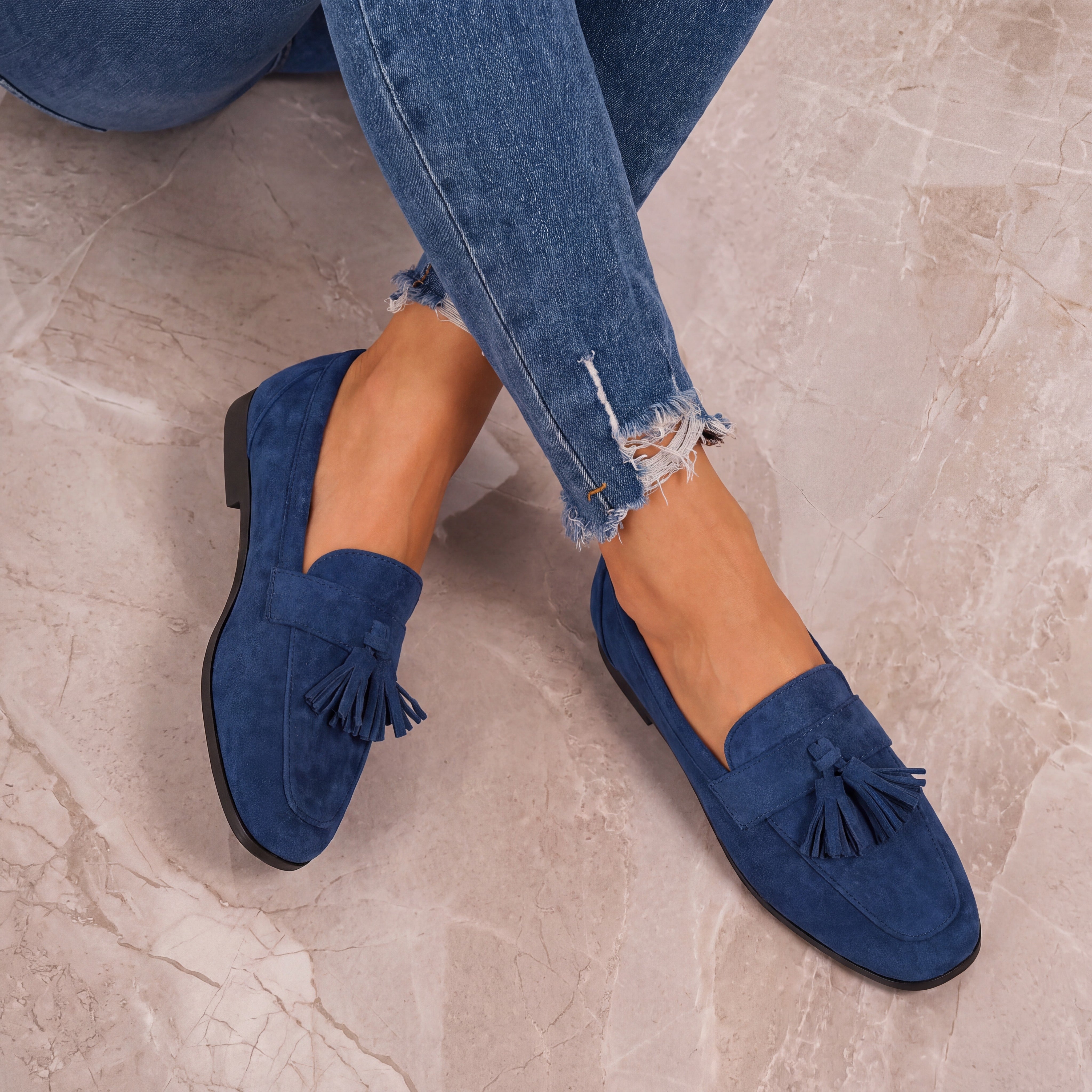 Angélique | Mocassins élégants à pompons confortables Bleu marine, photo studio