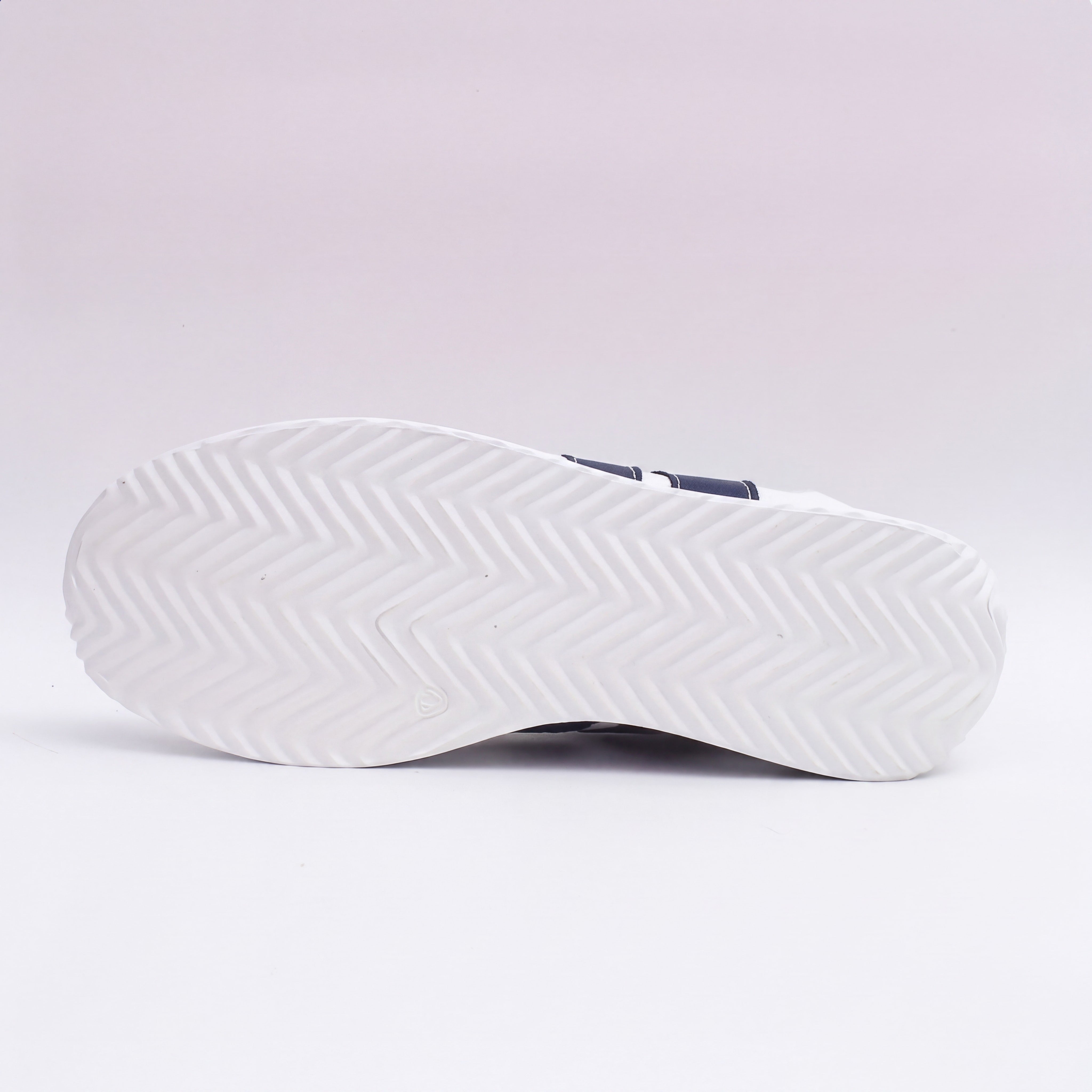 Ophélie | Baskets orthopédiques à bandes latérales Blanc, photo studio