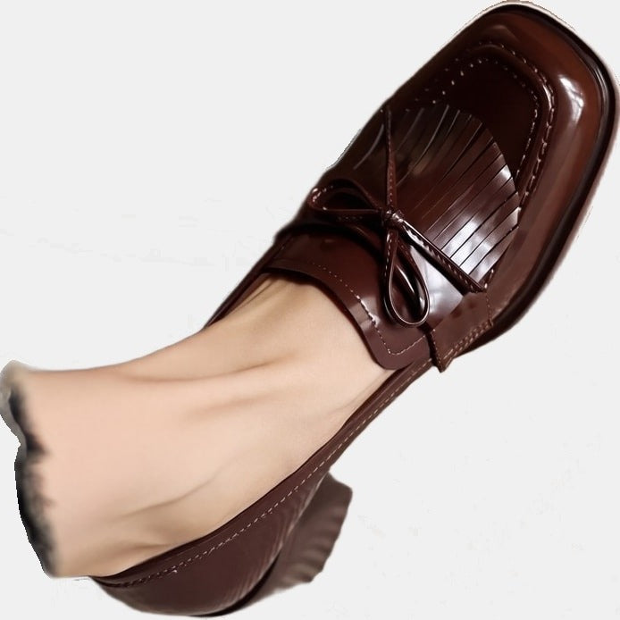 Mocassins à Talon Carré Vernis Marron, photo studio