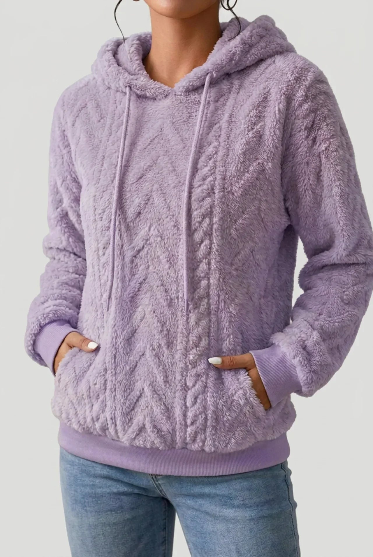 Sylvie | Sweat à capuche torsadé à cordon Lilas, photo studio