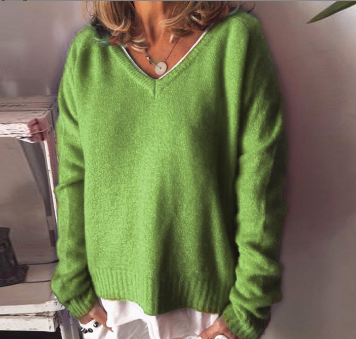 Natalia | Pull oversize chiné à col V Vert, photo studio