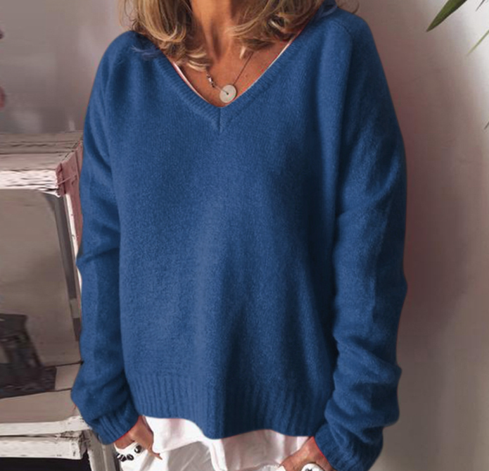 Natalia | Pull oversize chiné à col V Bleu, photo studio
