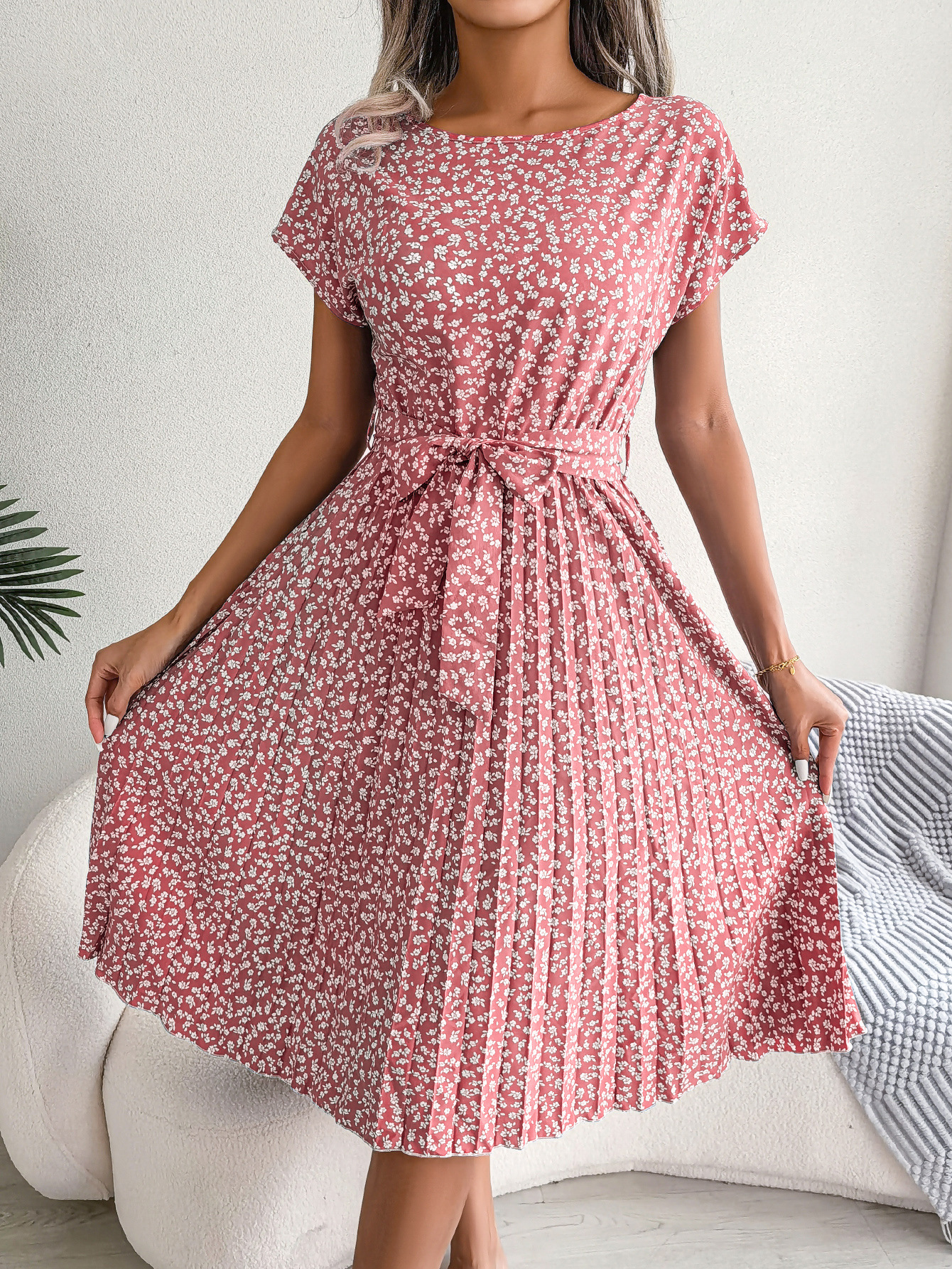 Clotilde | Robe plissée élégante et décontractée Rose, photo studio