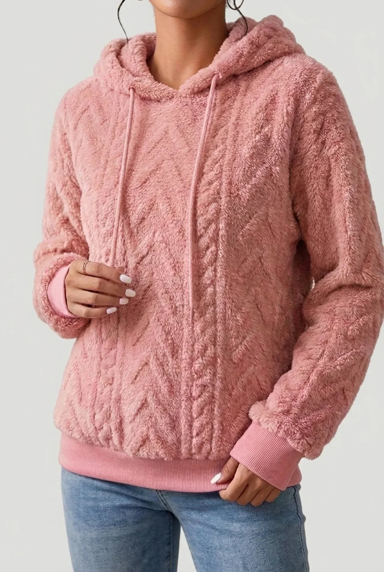 Sylvie | Sweat à capuche torsadé à cordon Rose, photo studio
