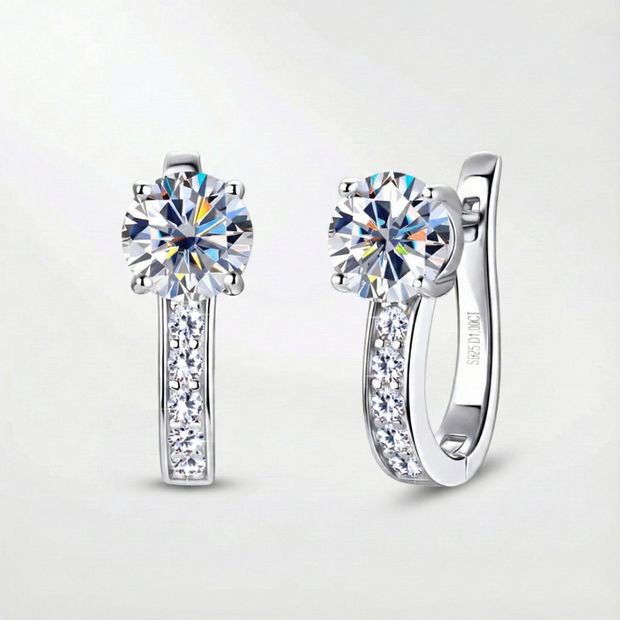 Boucles d’oreilles créoles avec moissanite sertie en canal