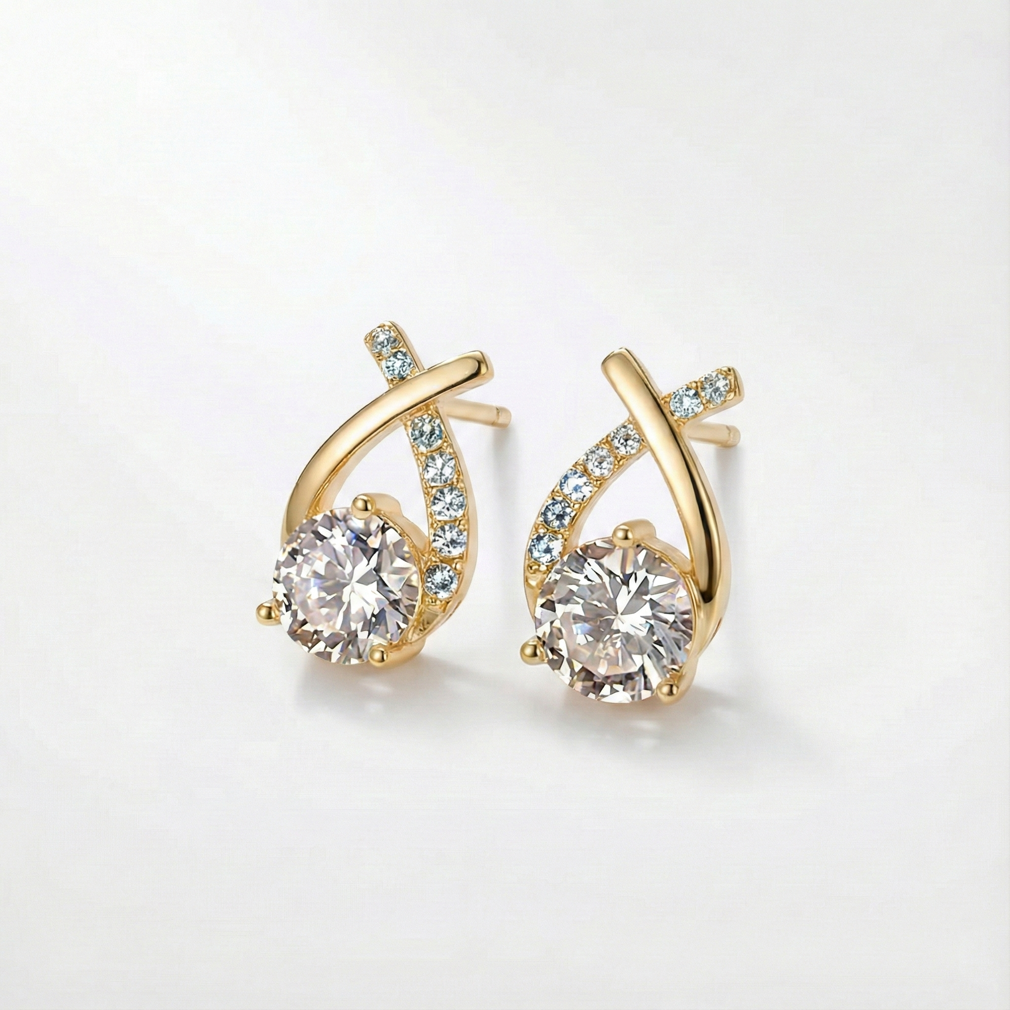 Léonie – Boucles d’oreilles en or avec croix et oxydes de zirconium