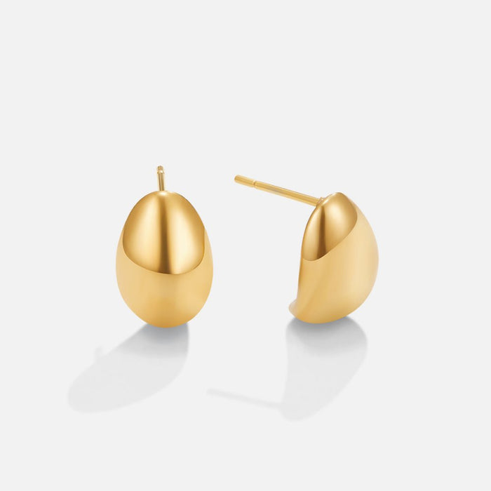 Boucles d’oreilles dorées avec courbure arrondie.