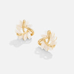 Léa – Boucles d’oreilles dorées avec détails floraux.