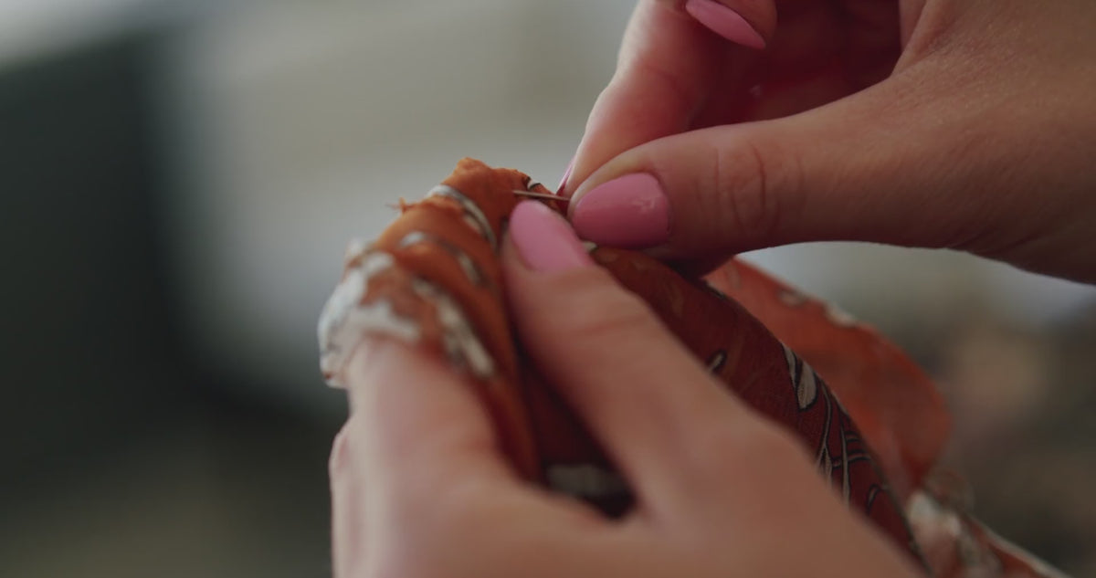 Couture a la main d'un tissu - atelier