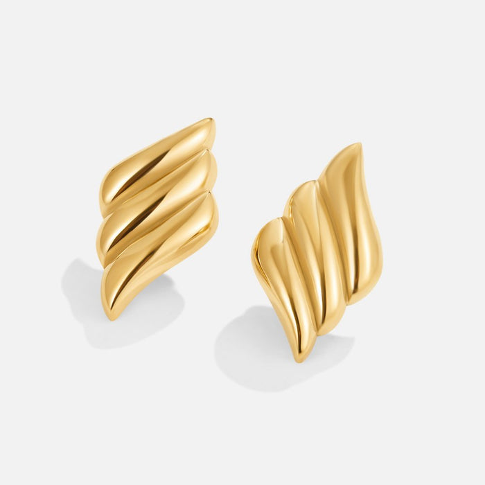 Boucles d’oreilles dorées avec structure ondulée.