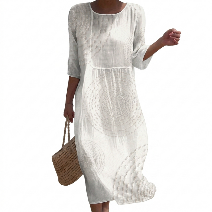 Robe casual brodée pour femme.