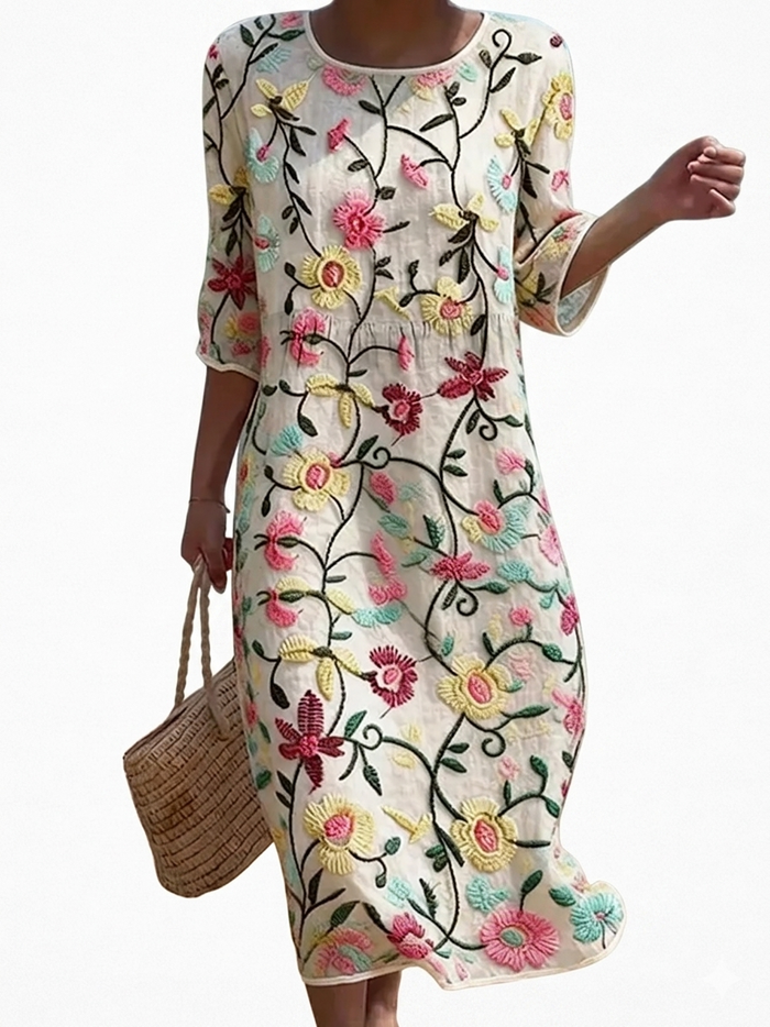 Robe d'été féminine à motifs floraux.