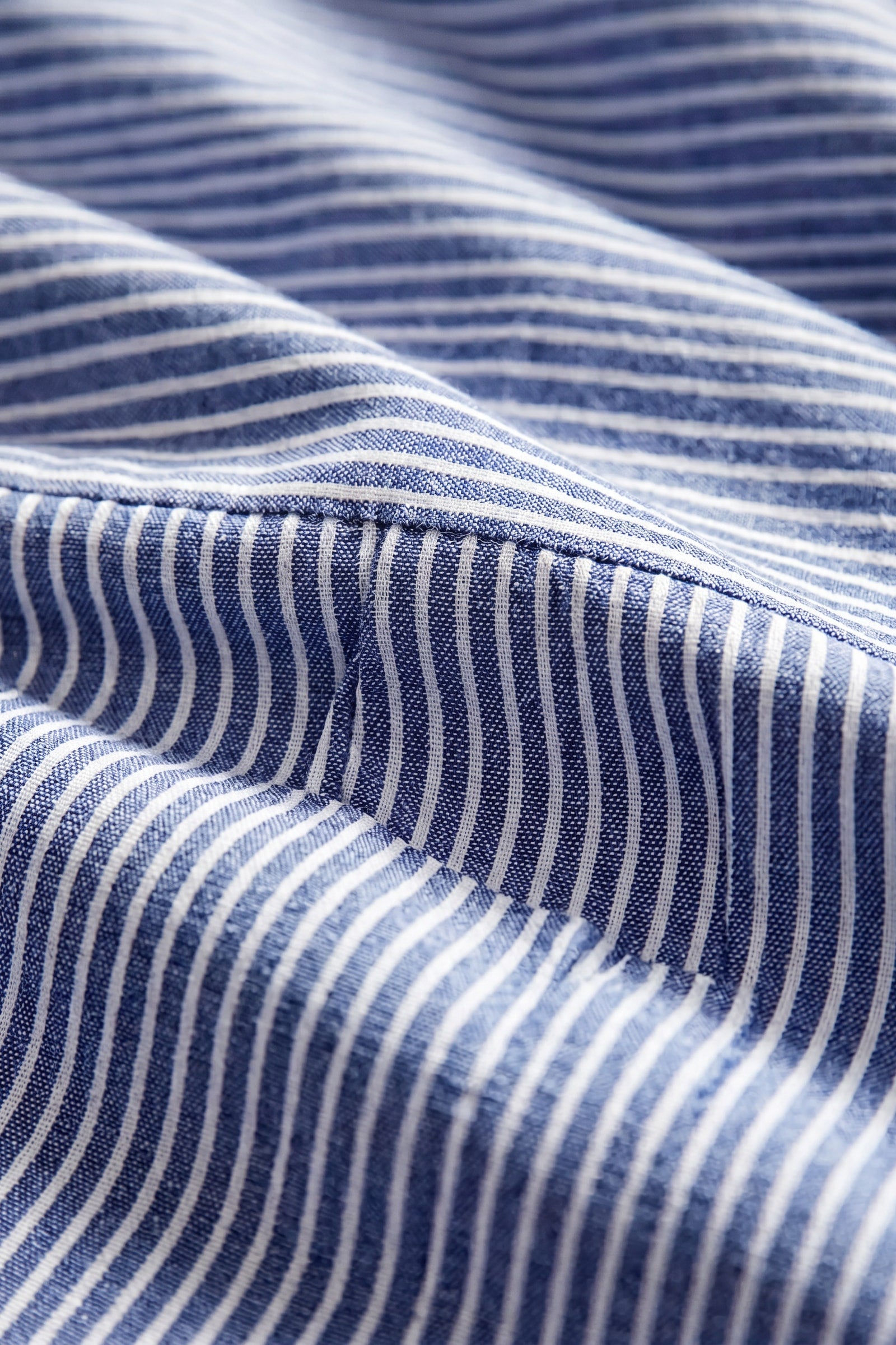Robe midi rayée, détail du tissu à rayures