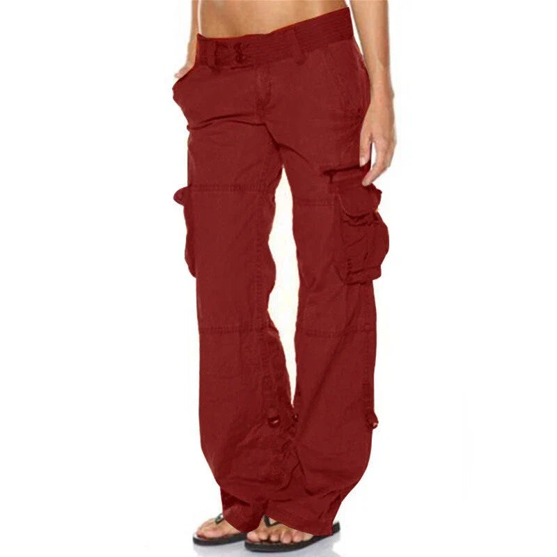 Tyla | Pantalon cargo streetwear Rouge vin, photo studio