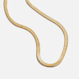 Un collier en or délicatement courbé