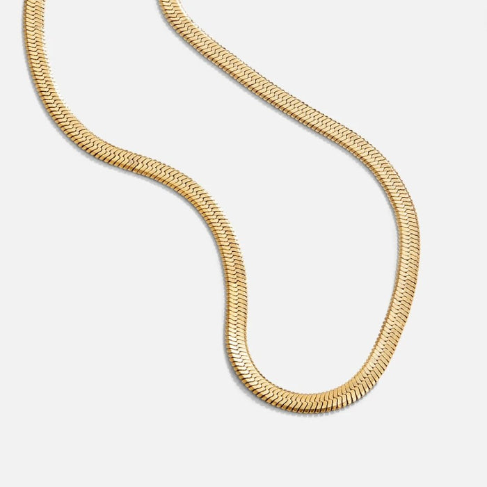 Un collier en or délicatement courbé