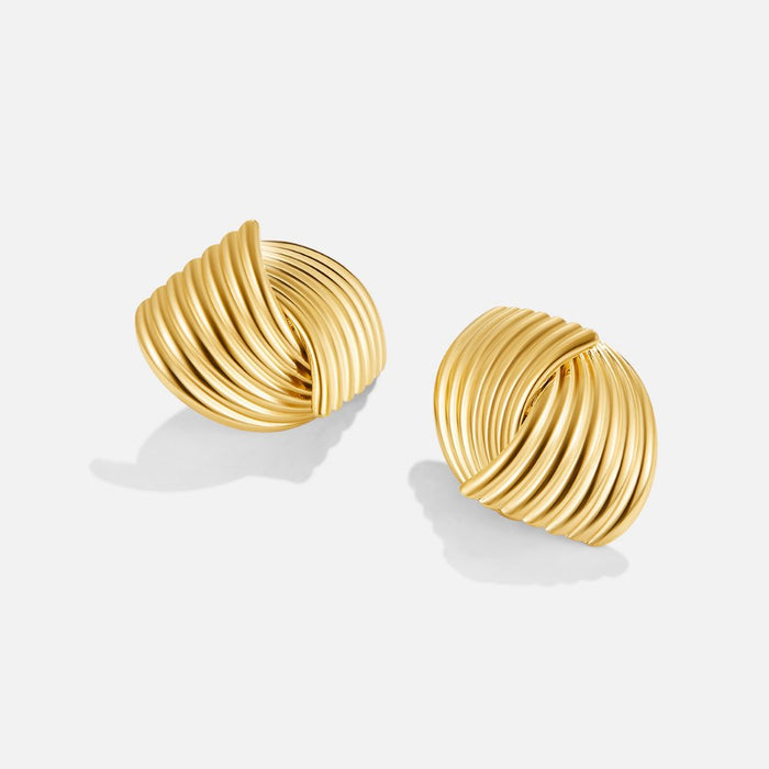 Boucles d’oreilles dorées avec structure en éventail.