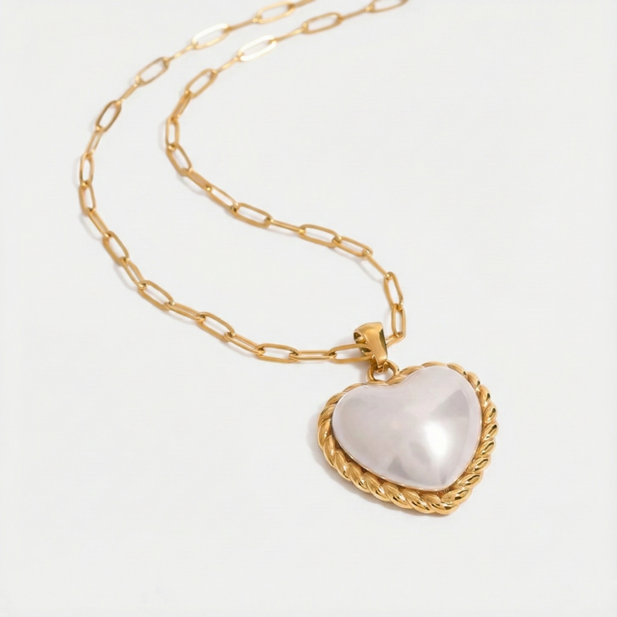 Victoire – Collier en or avec un élégant pendentif
