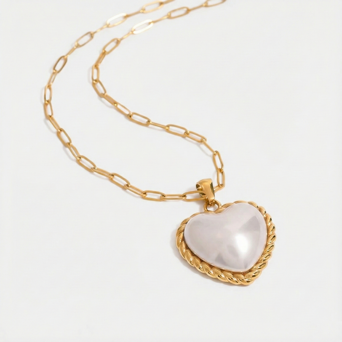 Collier en or avec un élégant pendentif