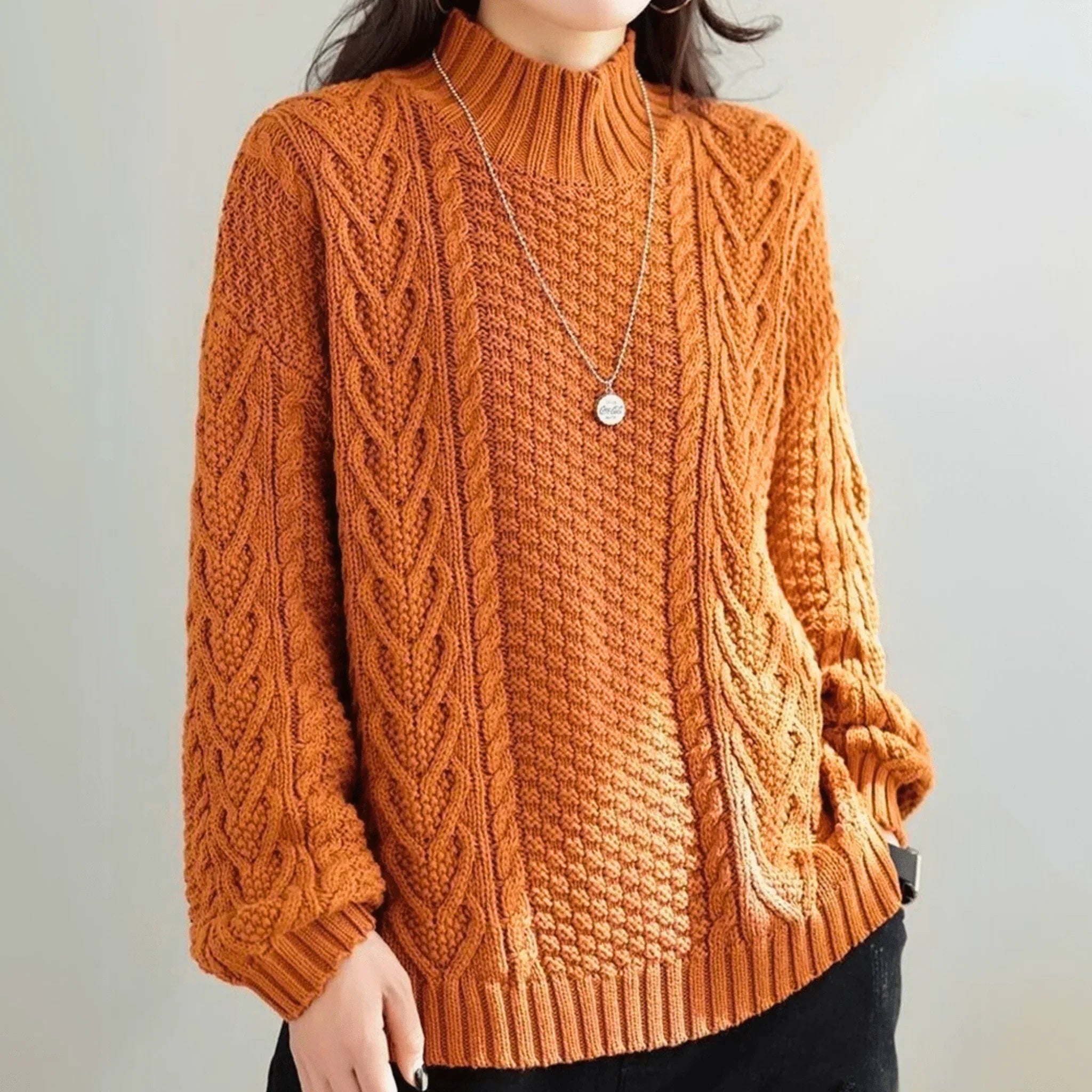 Isaure | Pull oversize à torsades Orange, photo studio