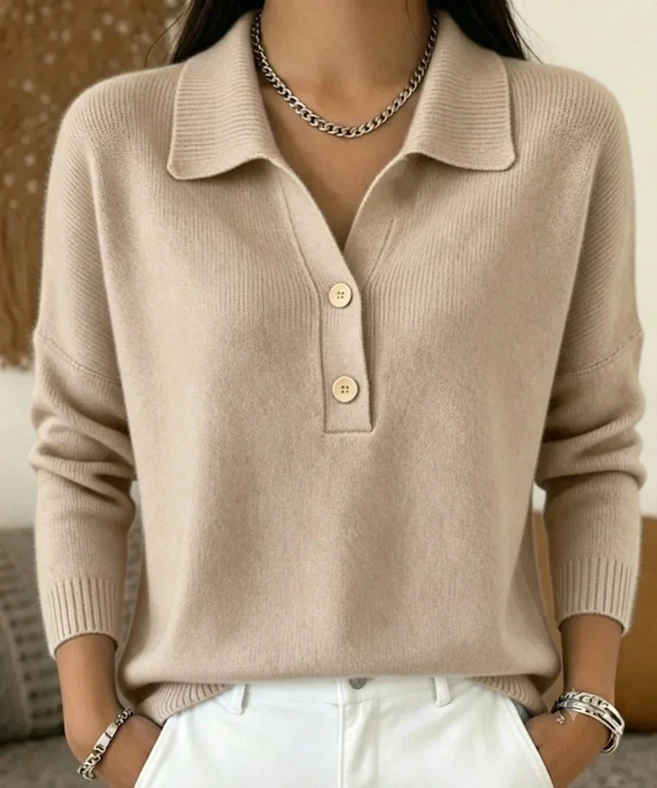 Adeline | Pull en maille à col polo et encolure V Beige, photo studio