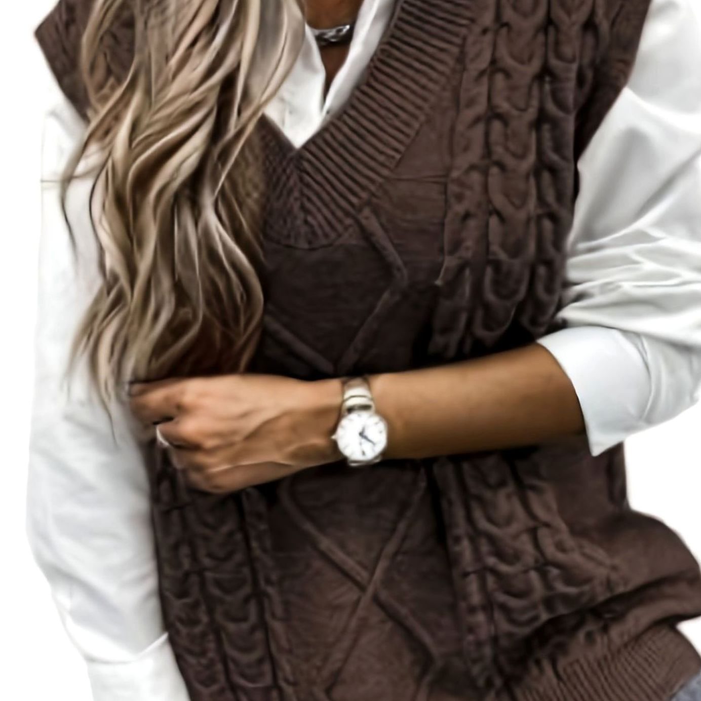 Lene | Gilet sans manches à torsades et col V Café, photo studio
