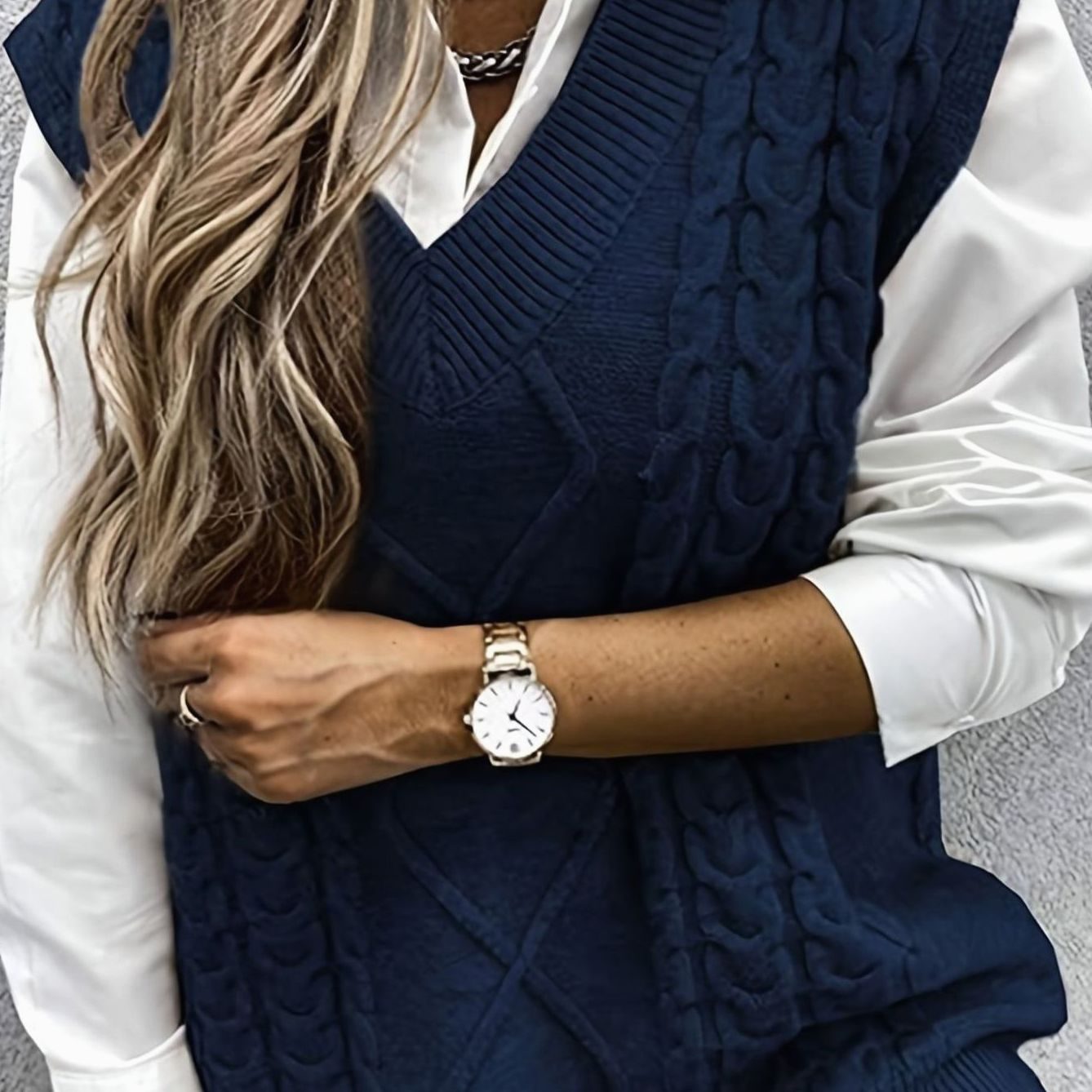Lene | Gilet sans manches à torsades et col V Bleu marine, photo studio
