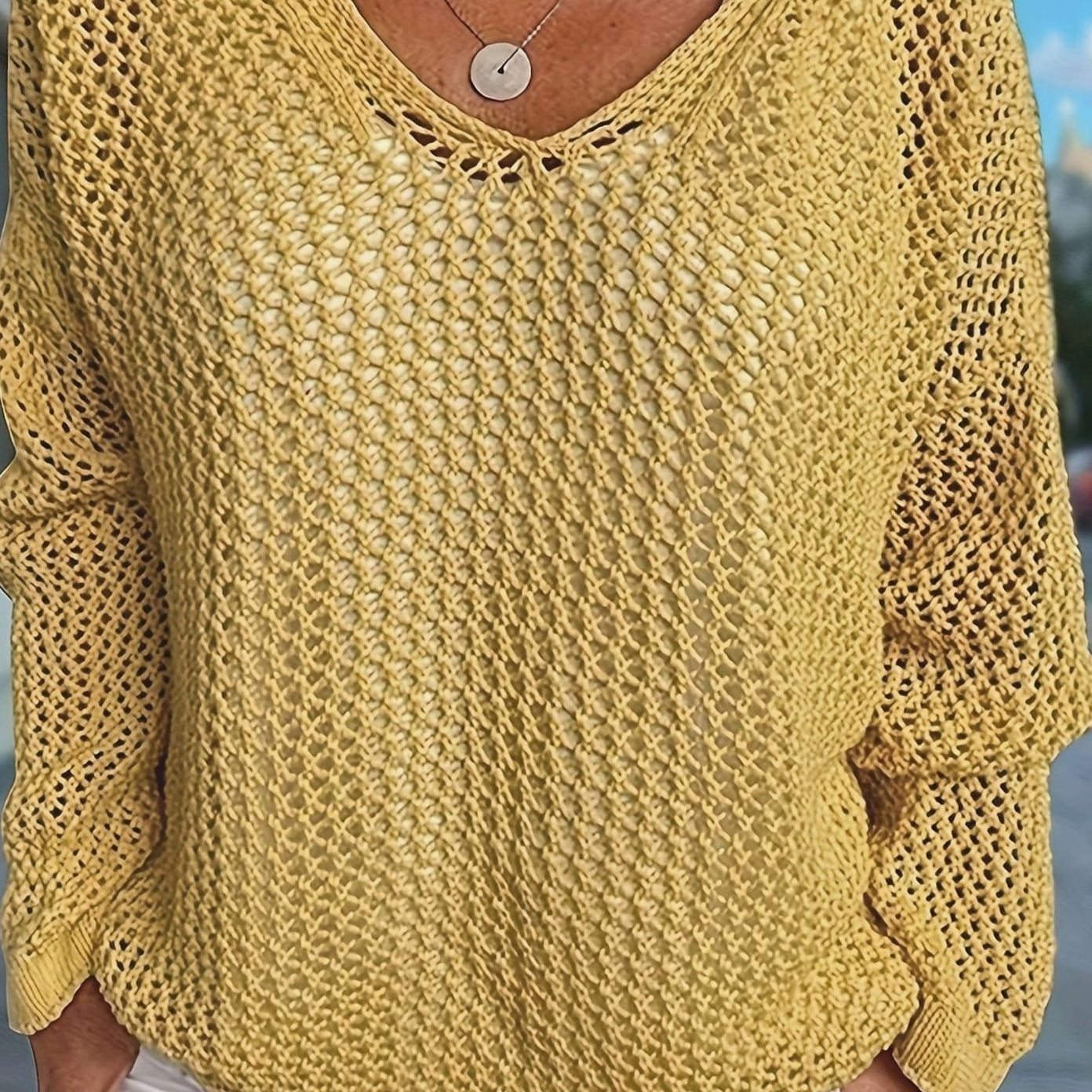 Silje | Pull en maille à capuche et col V Jaune moutarde, photo studio